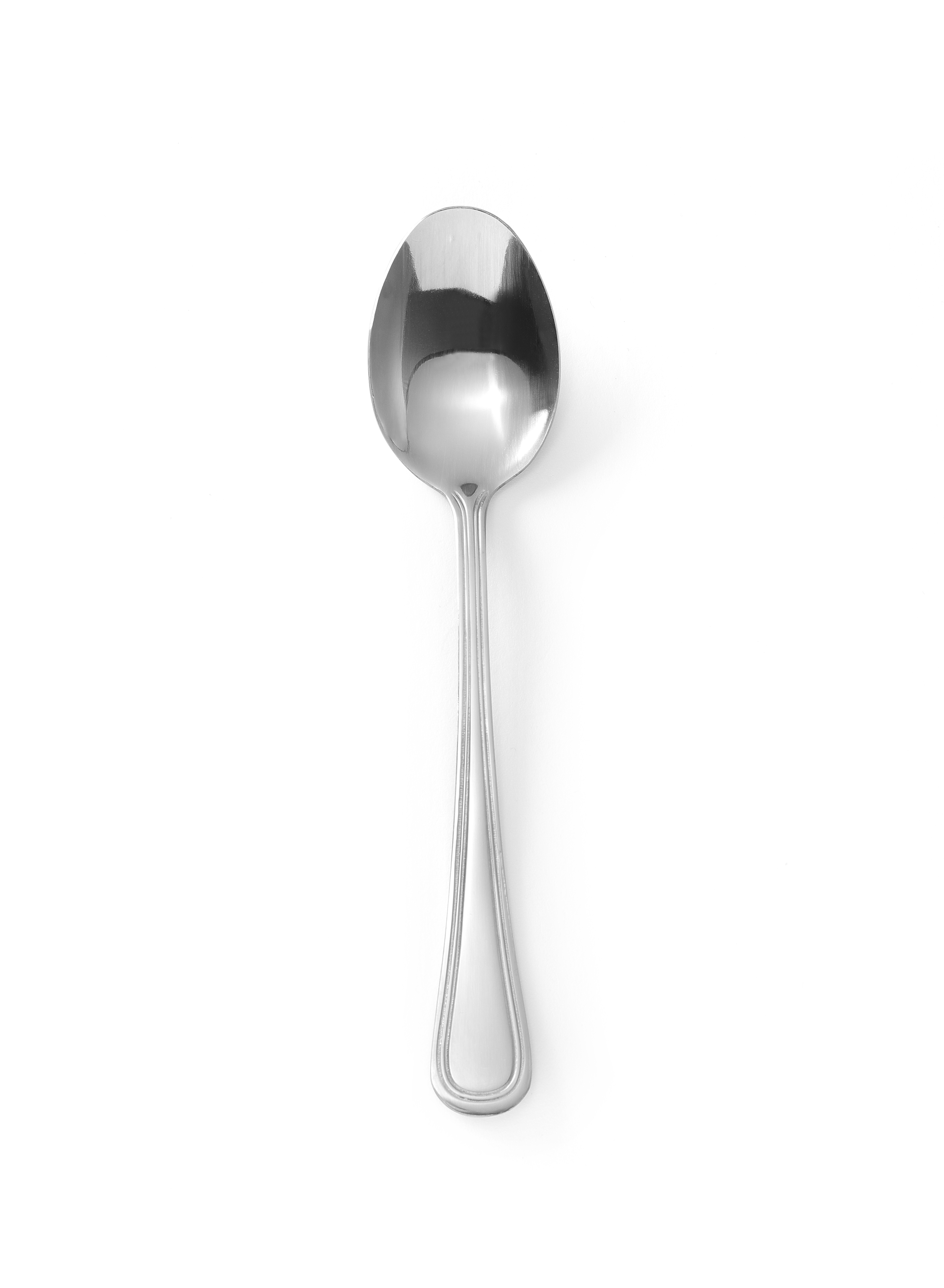 Un cucchiaio argentato e lucido con una coppetta arrotondata e un manico lungo ed elegante.