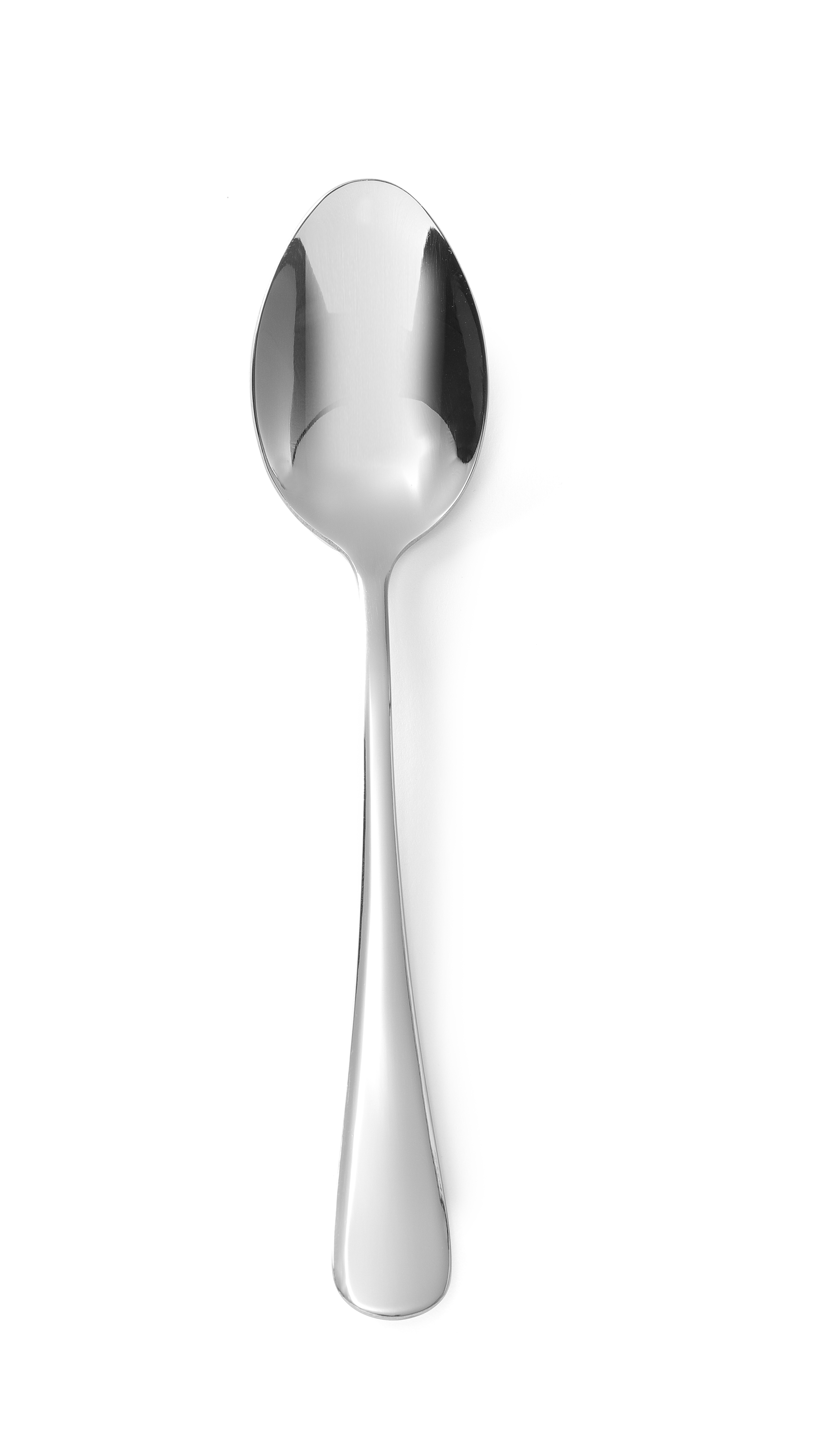Una tazza bianca con manico, più un piattino, su sfondo bianco.