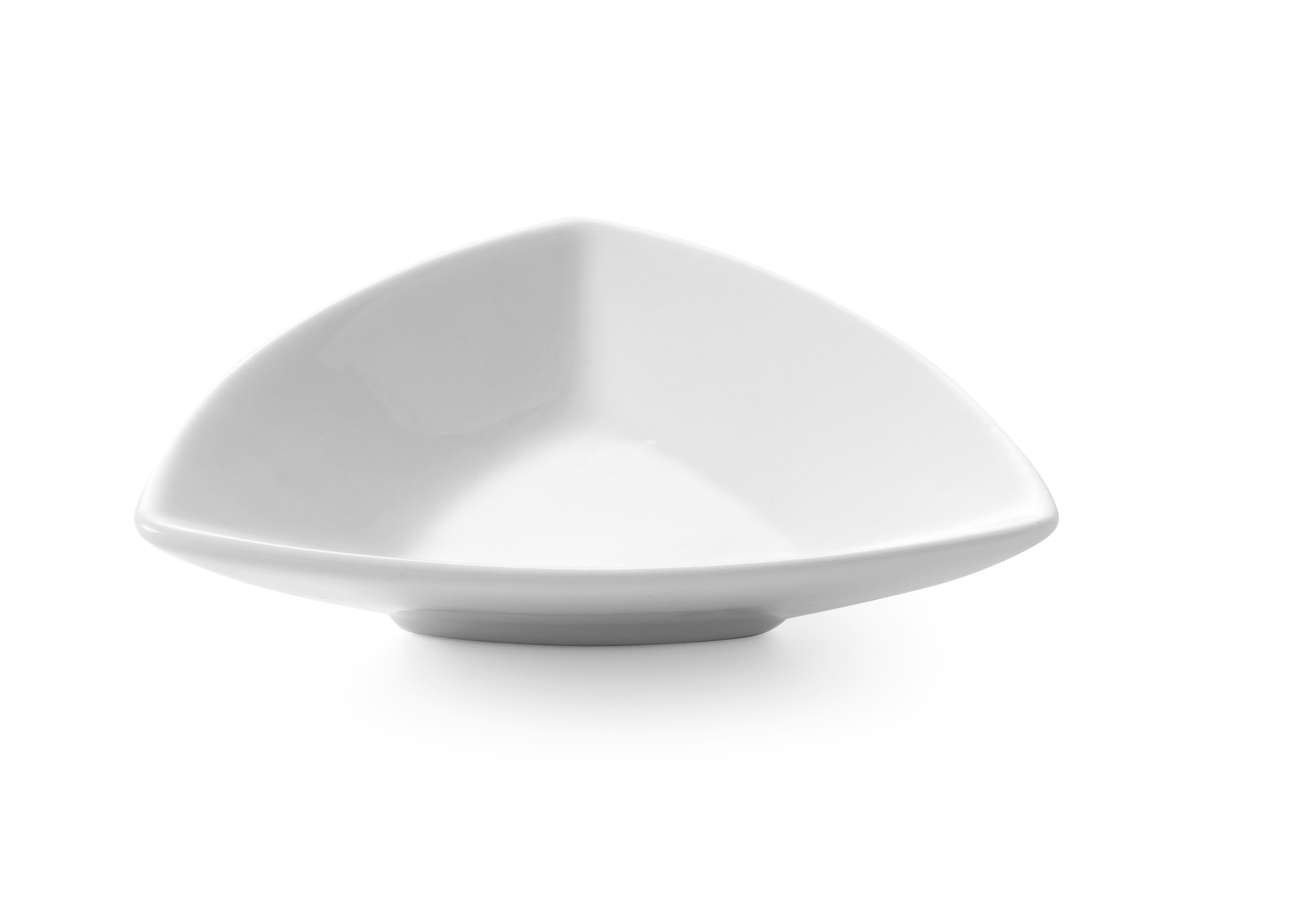 Una ciotola bianca e triangolare, isolata su bianco. Ha un design semplice.