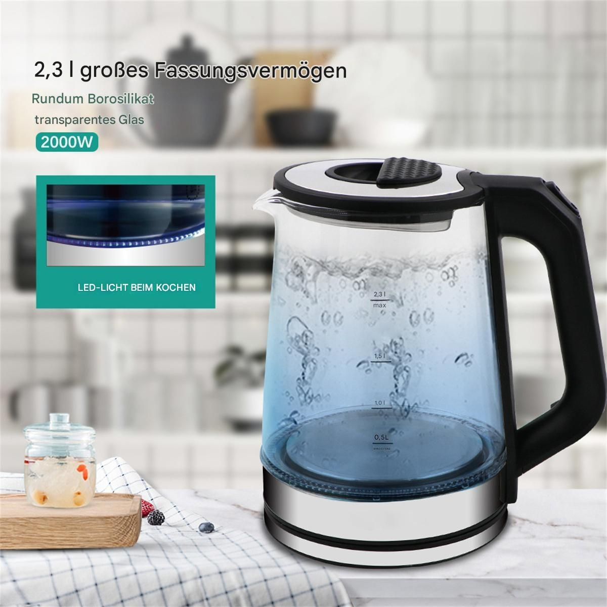 Elektrischer Glaskessel mit blau leuchtendem Wasser und schwarzem Griff. Klares Glas.