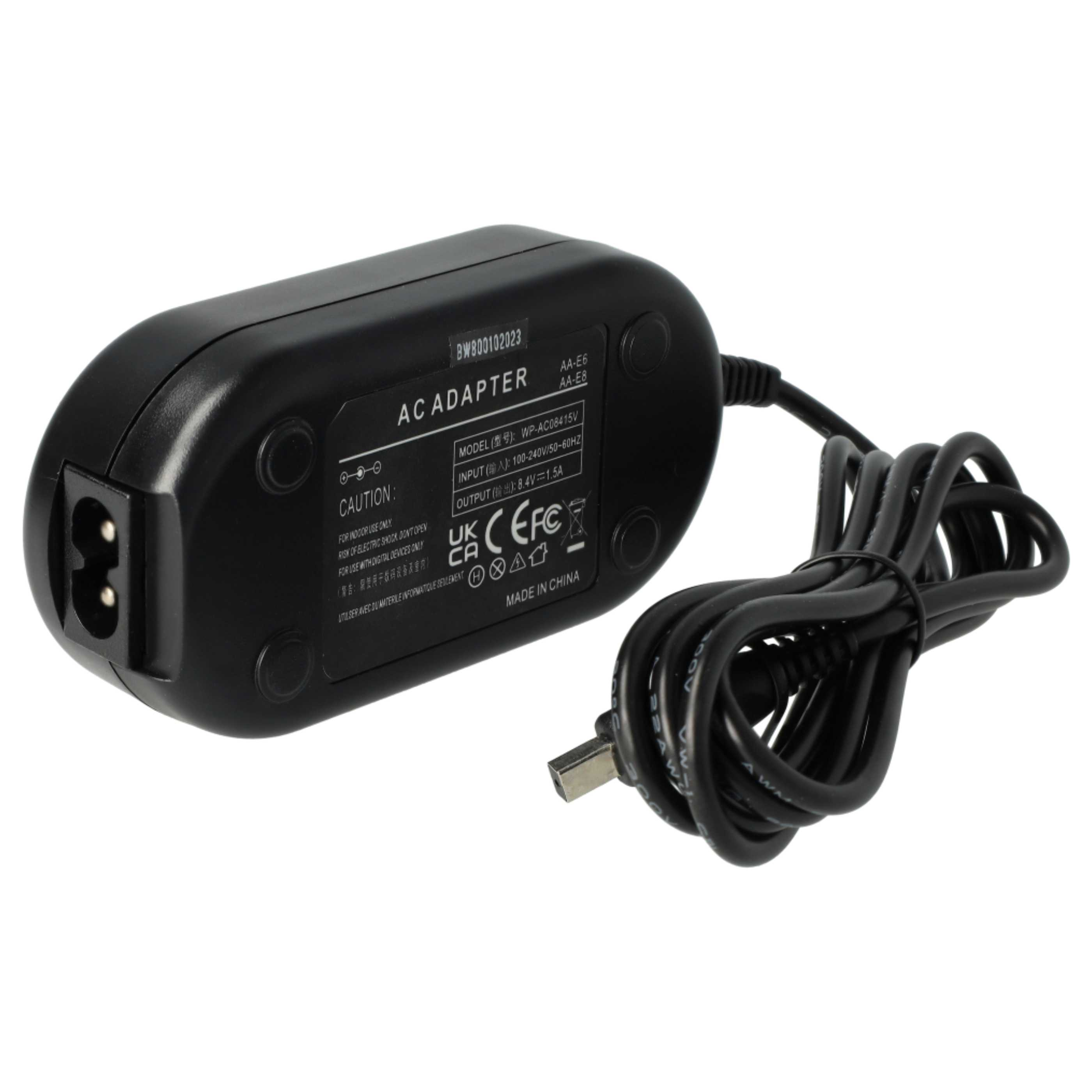 Ein schwarzes Netzteil mit Netzkabel und USB-Kabel. Es hat den Text AC ADAPTER darauf.
