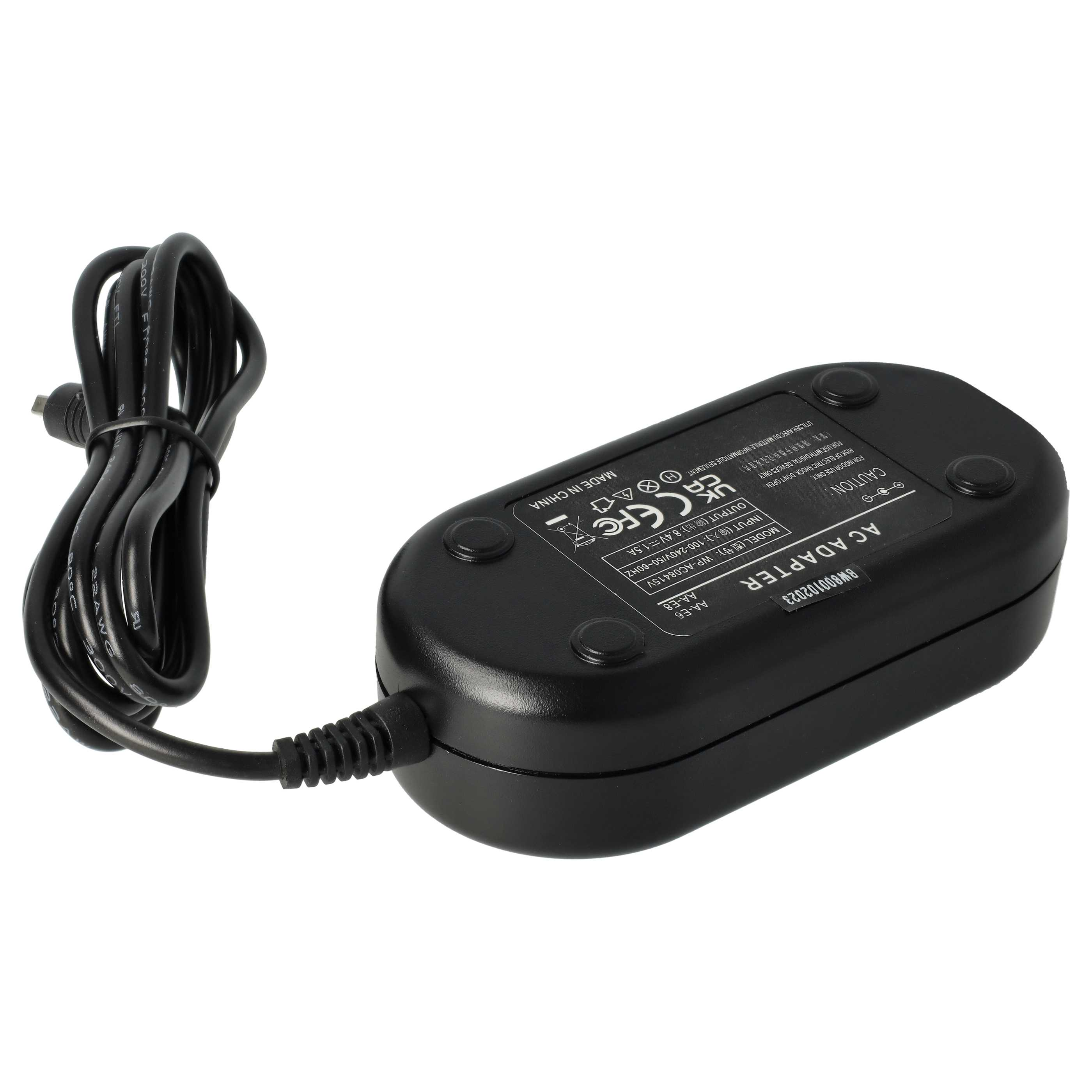 Schwarzes Netzteil mit angeschlossenem Kabel. Der Adapter hat Text darauf.