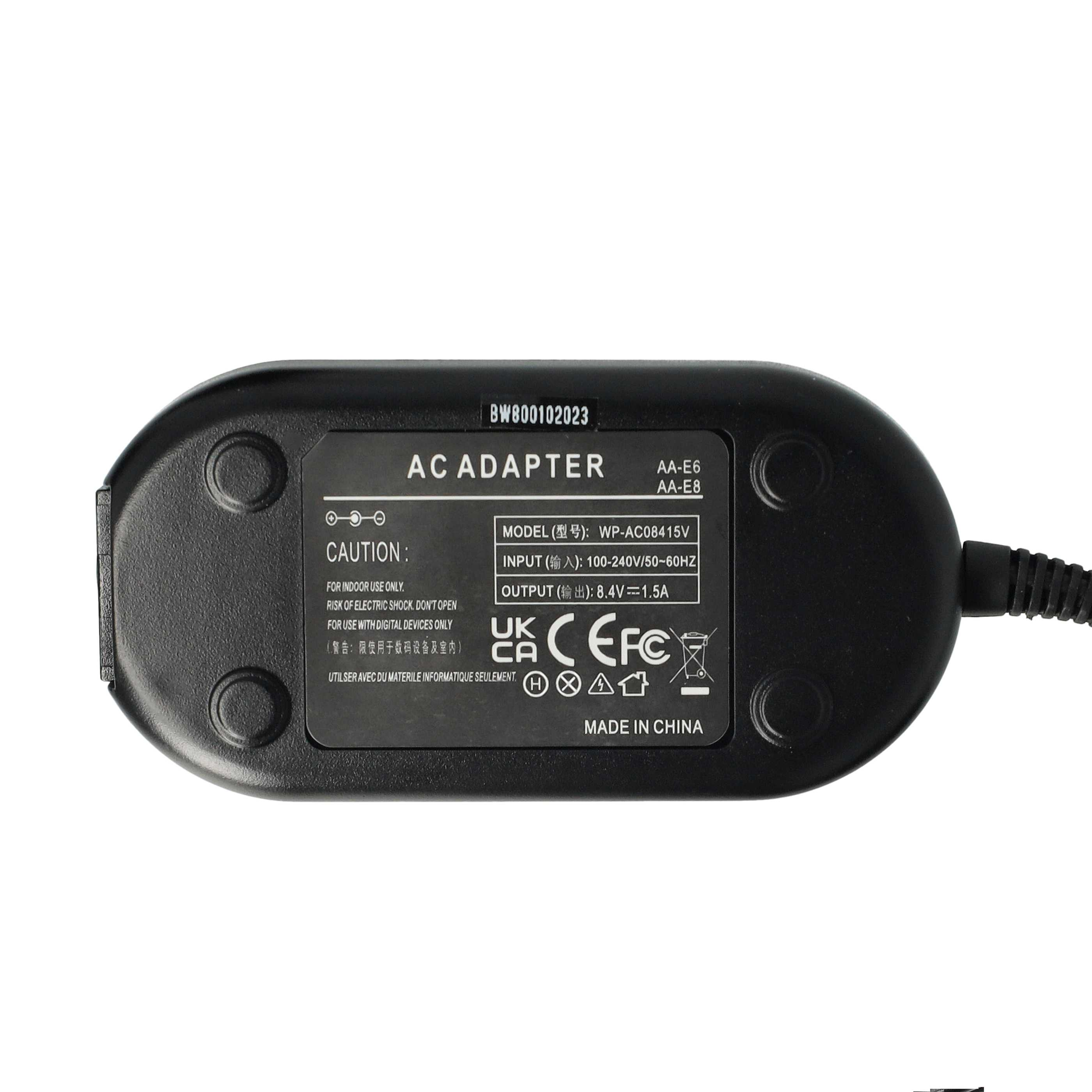 Schwarzer AC-Adapter, Draufsicht, mit Etiketten. Enthält Sicherheits- und technische Infos.