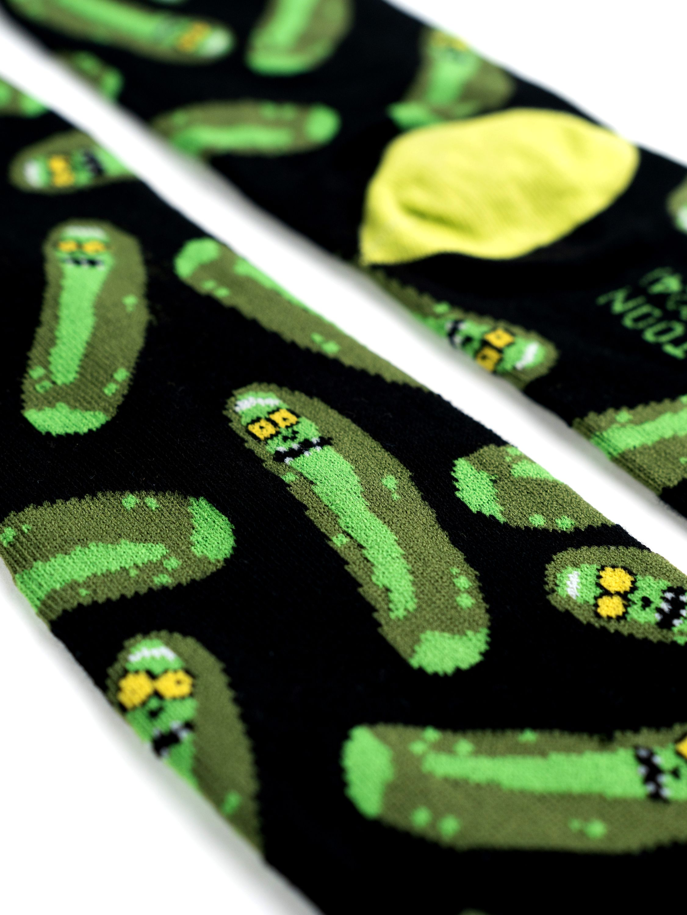 Schwarze Socken mit grünem Gurken-Cartoon-Design rundherum.