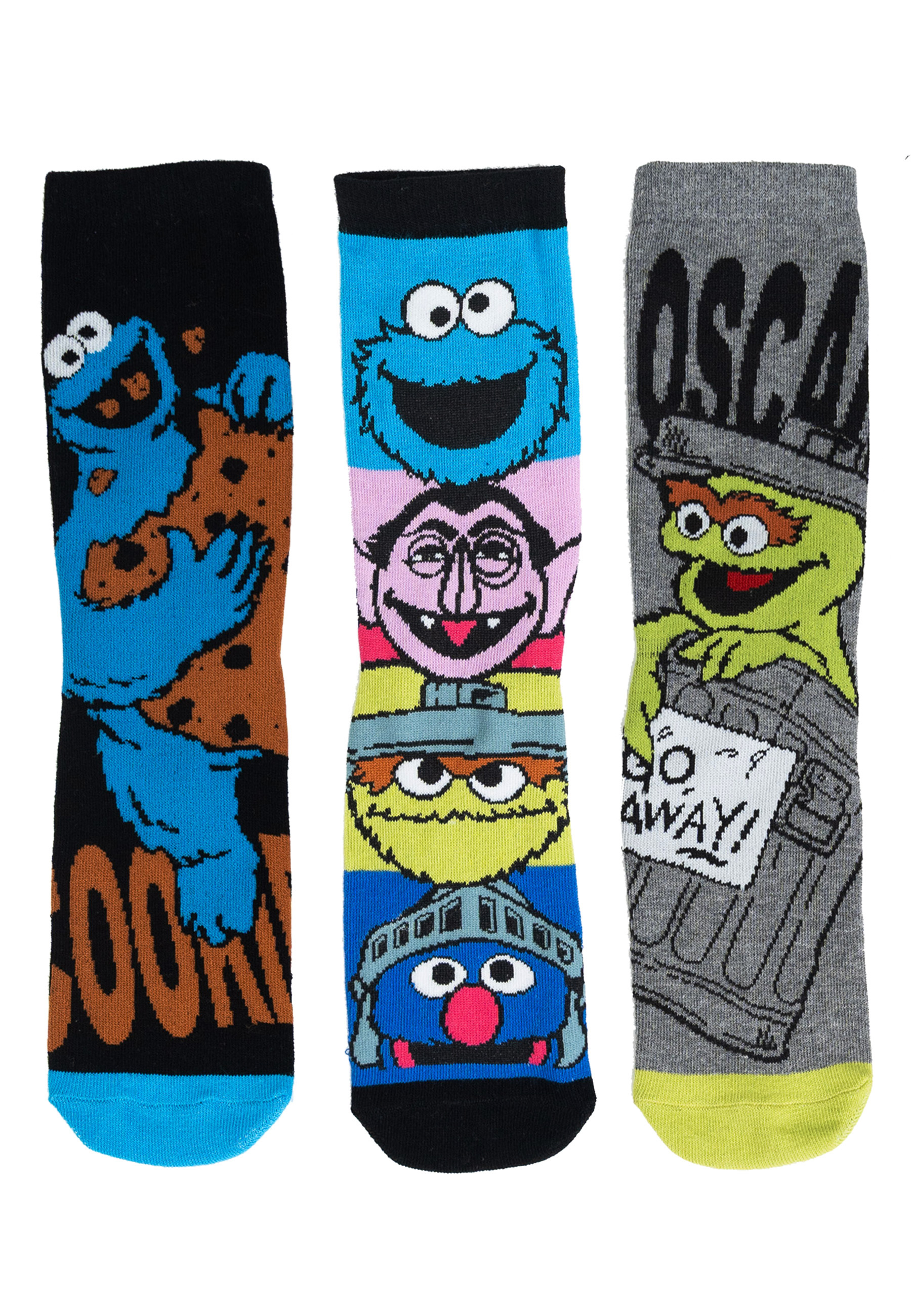 Drei Socken mit Sesamstraßen-Charakteren: Krümelmonster, Graf, und Oscar.