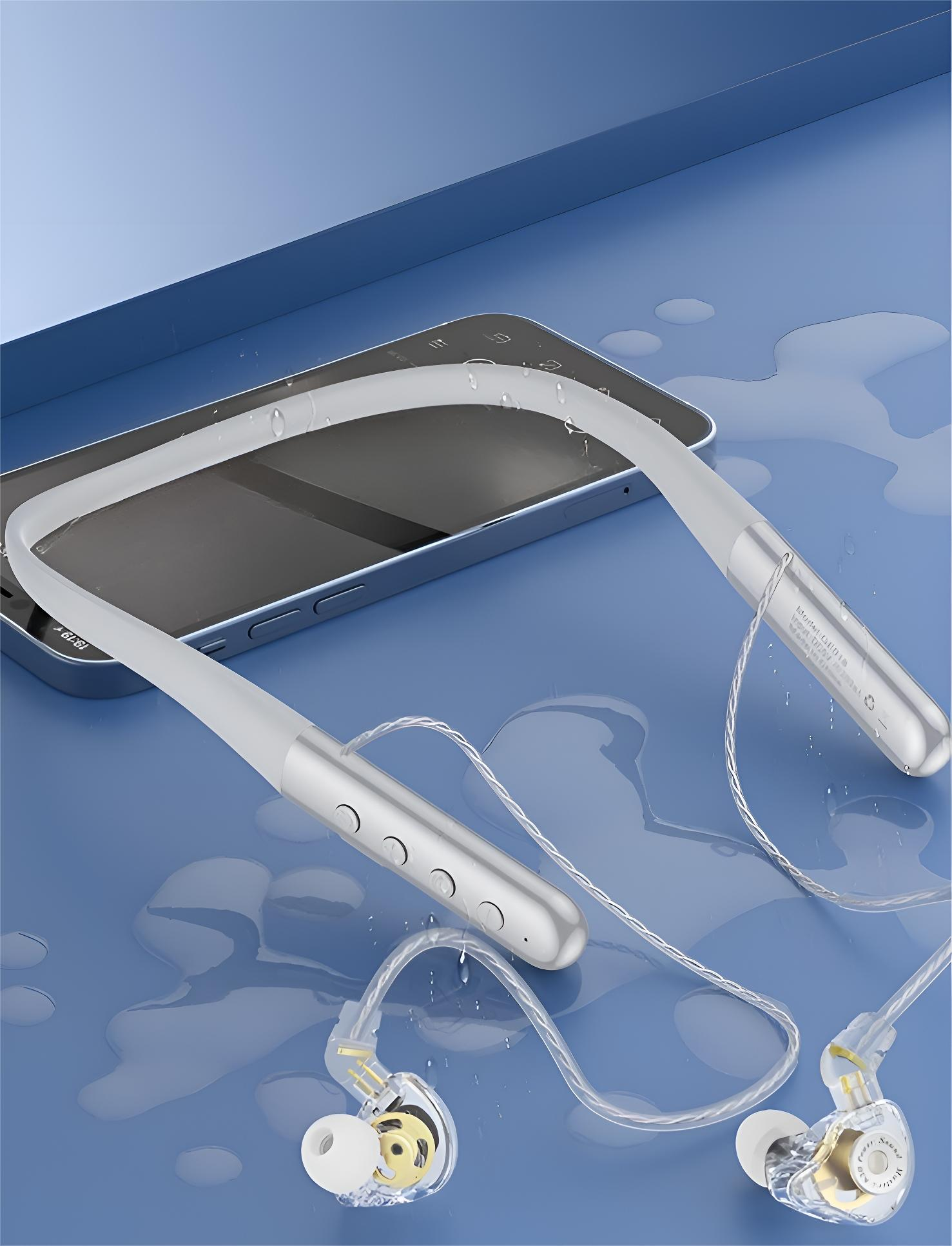 Kopfhörer mit Telefon auf blauer Oberfläche, Wassertropfen vorhanden.