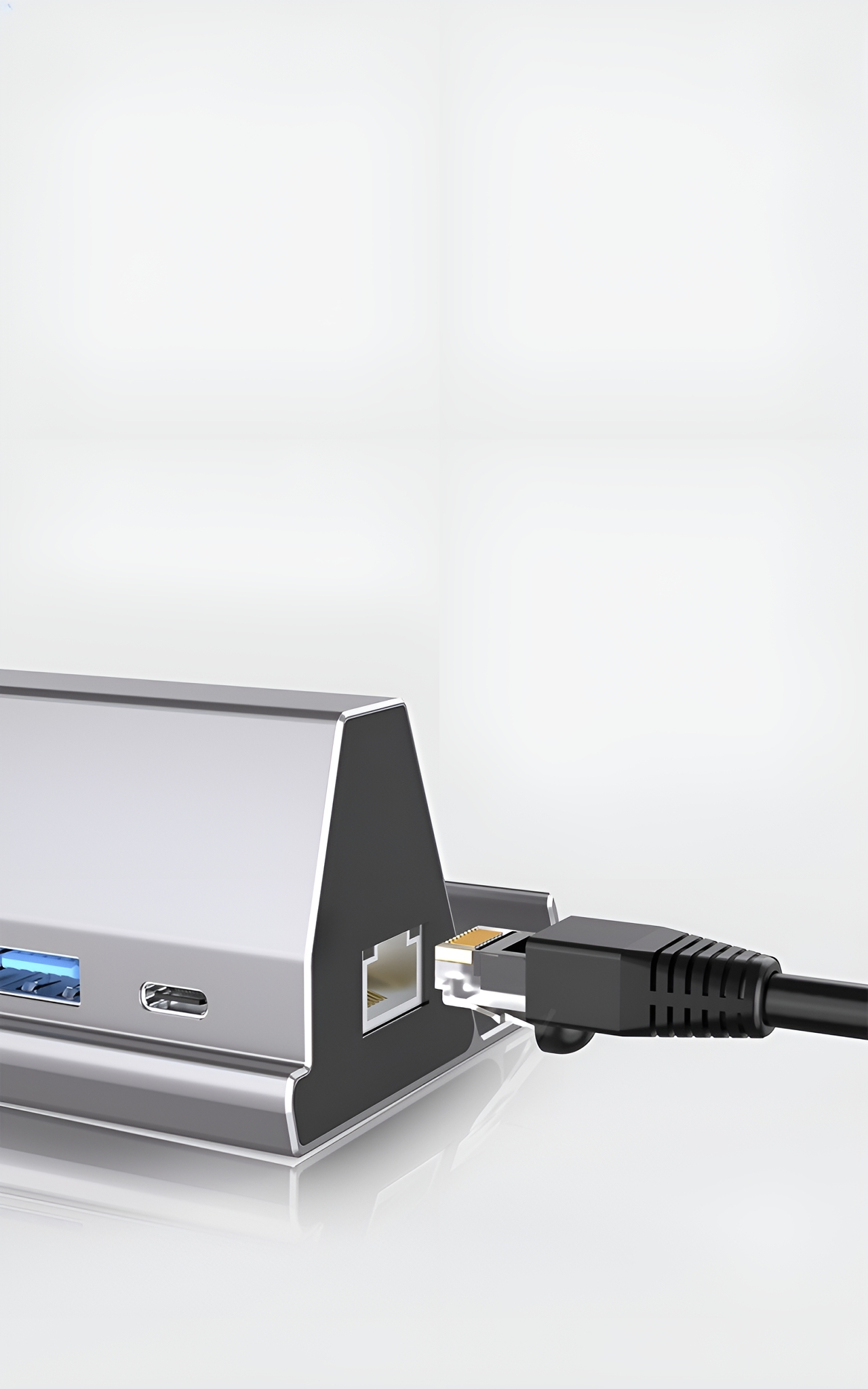 Silberner Hub mit Anschlüssen und einem angeschlossenen schwarzen Ethernet-Kabel. Weißer Hintergrund.