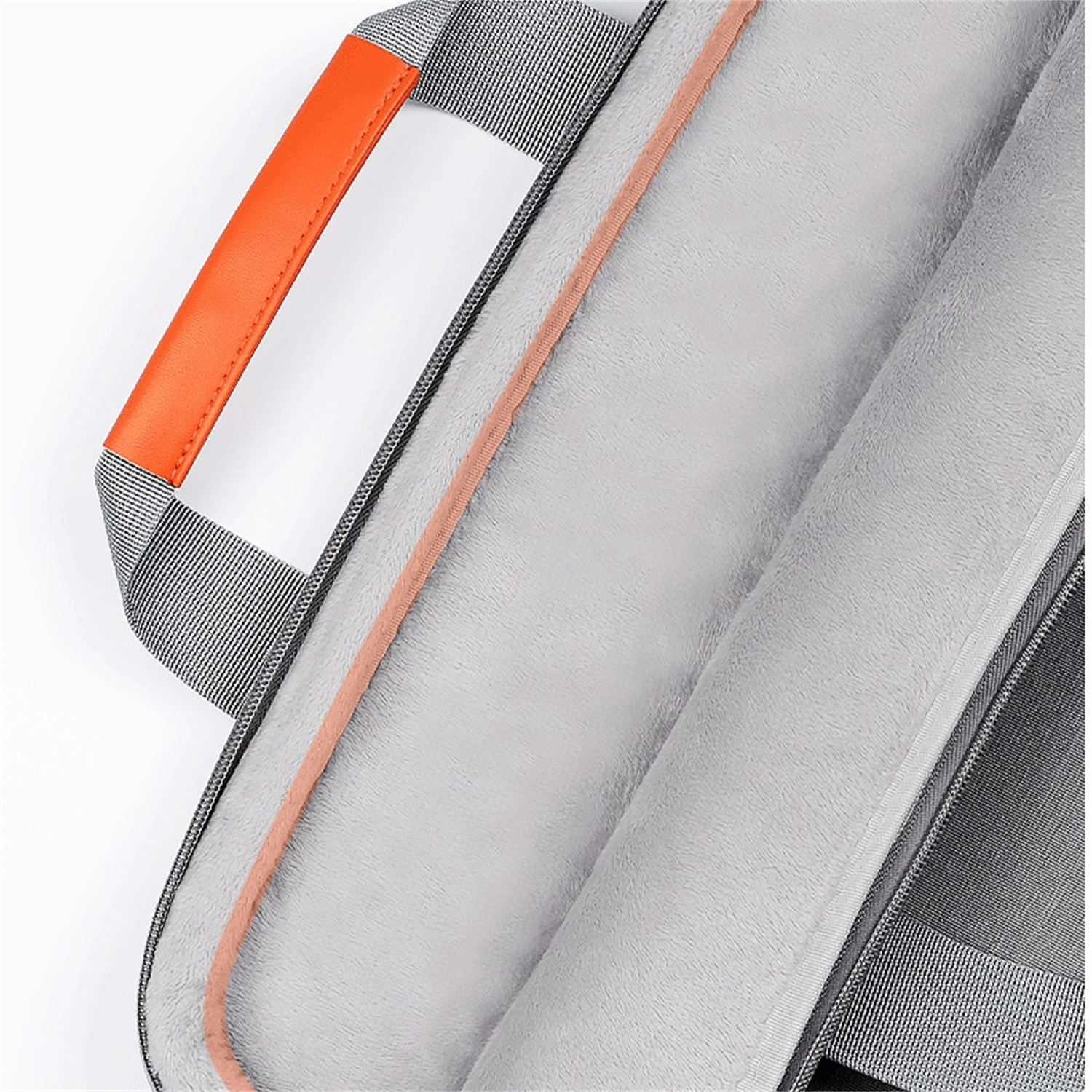 Laptop-Tascheninneres: graues, flauschiges Futter, orangefarbenes Griffdetail.