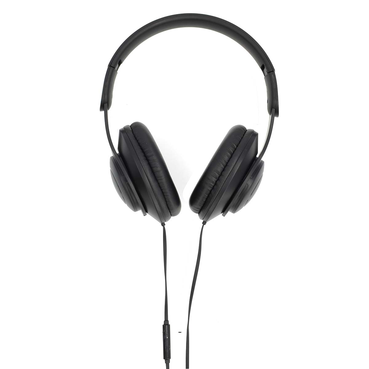 Schwarze Over-Ear-Kopfhörer mit Kabelanschluss. Isoliert auf Weiß.