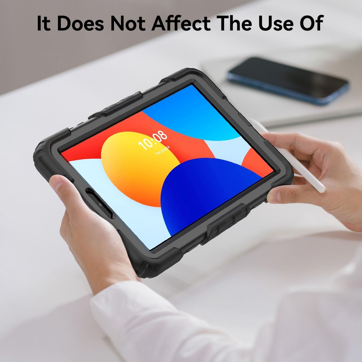 Persona sosteniendo una tableta en una funda negra. La pantalla muestra imagen abstracta.