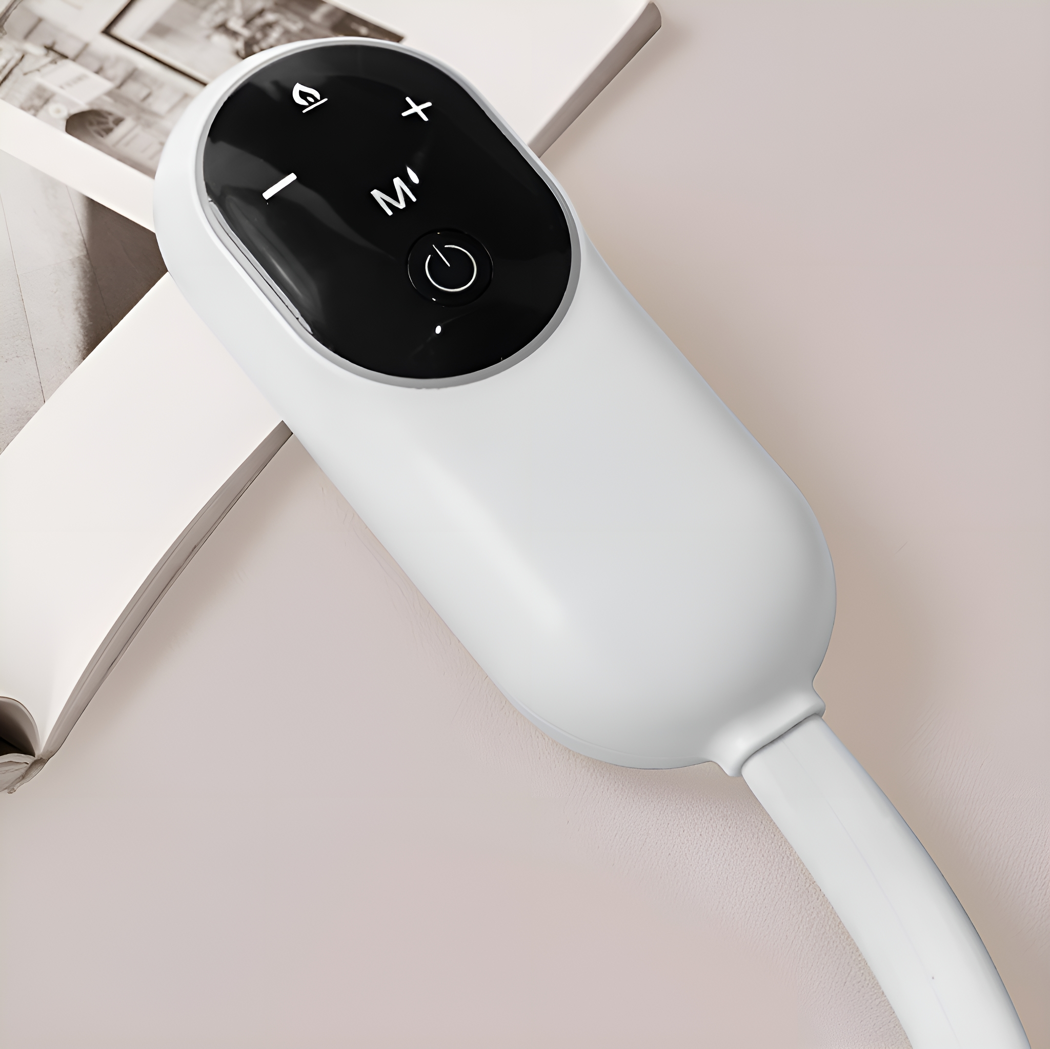 Eine weiße Lampe mit flexiblem Hals und schwarzem Bedienfeld mit Knöpfen und einem Ein-/Ausschalter.
