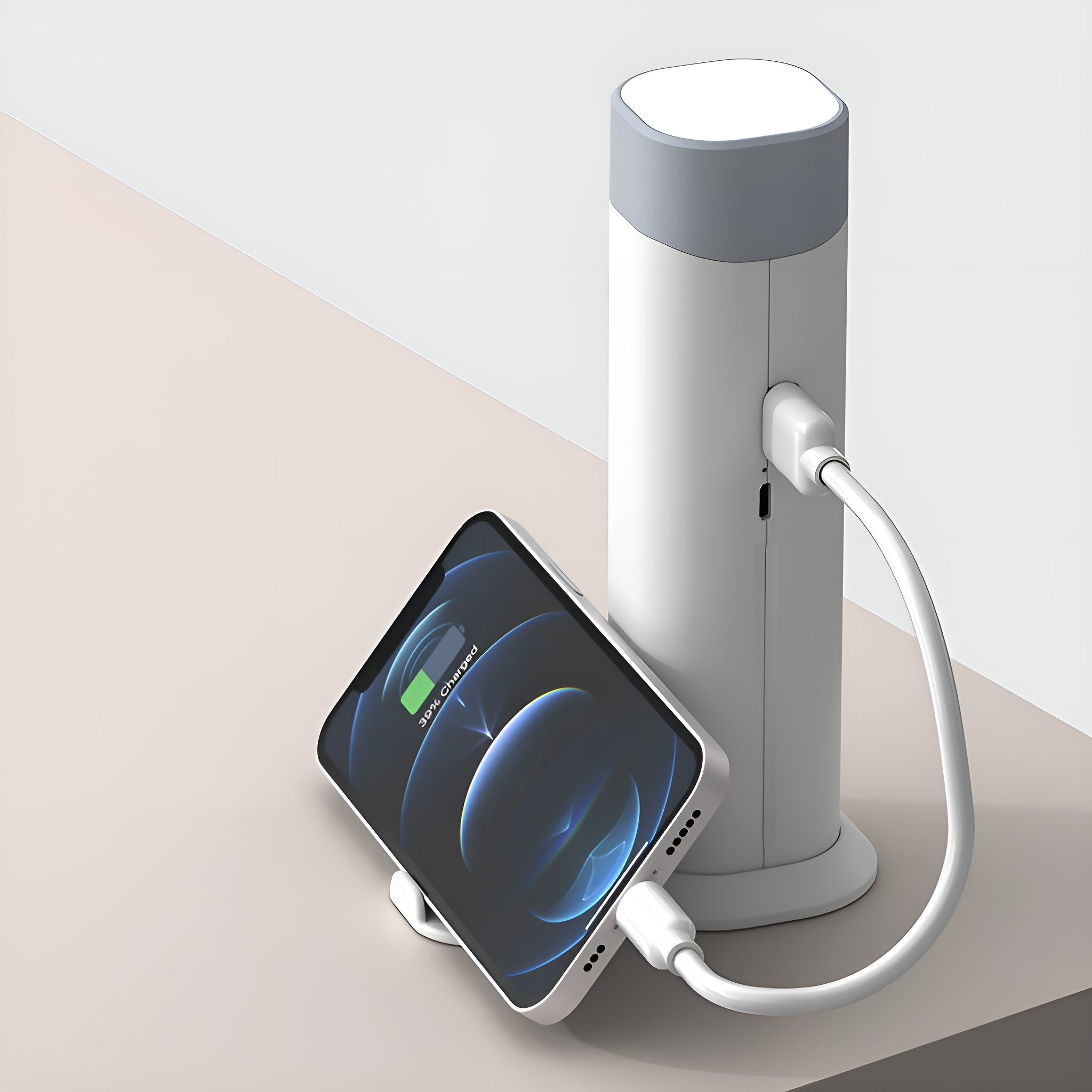 Telefon lädt auf einem Ständer, verbunden mit einem weißen Stromturm. 39 % geladen auf dem Bildschirm.