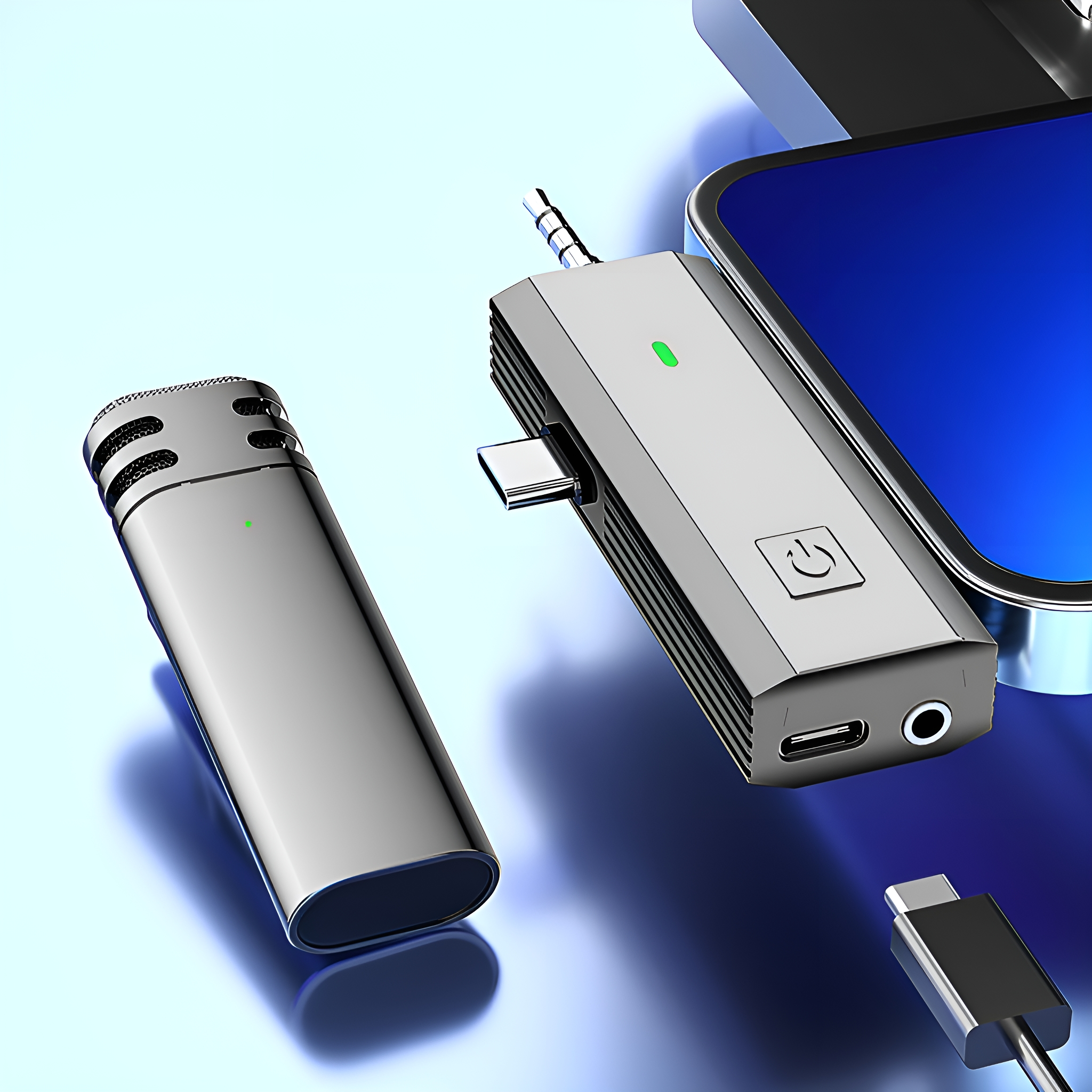 Silbernes Mikrofon und schwarzes Zubehör neben einem Telefon mit Ladekabel.