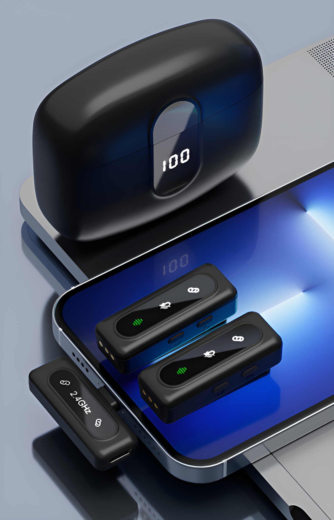 Schwarze kabellose Mikrofone und eine Ladehülle neben einem Telefon mit blauem Hintergrund.
