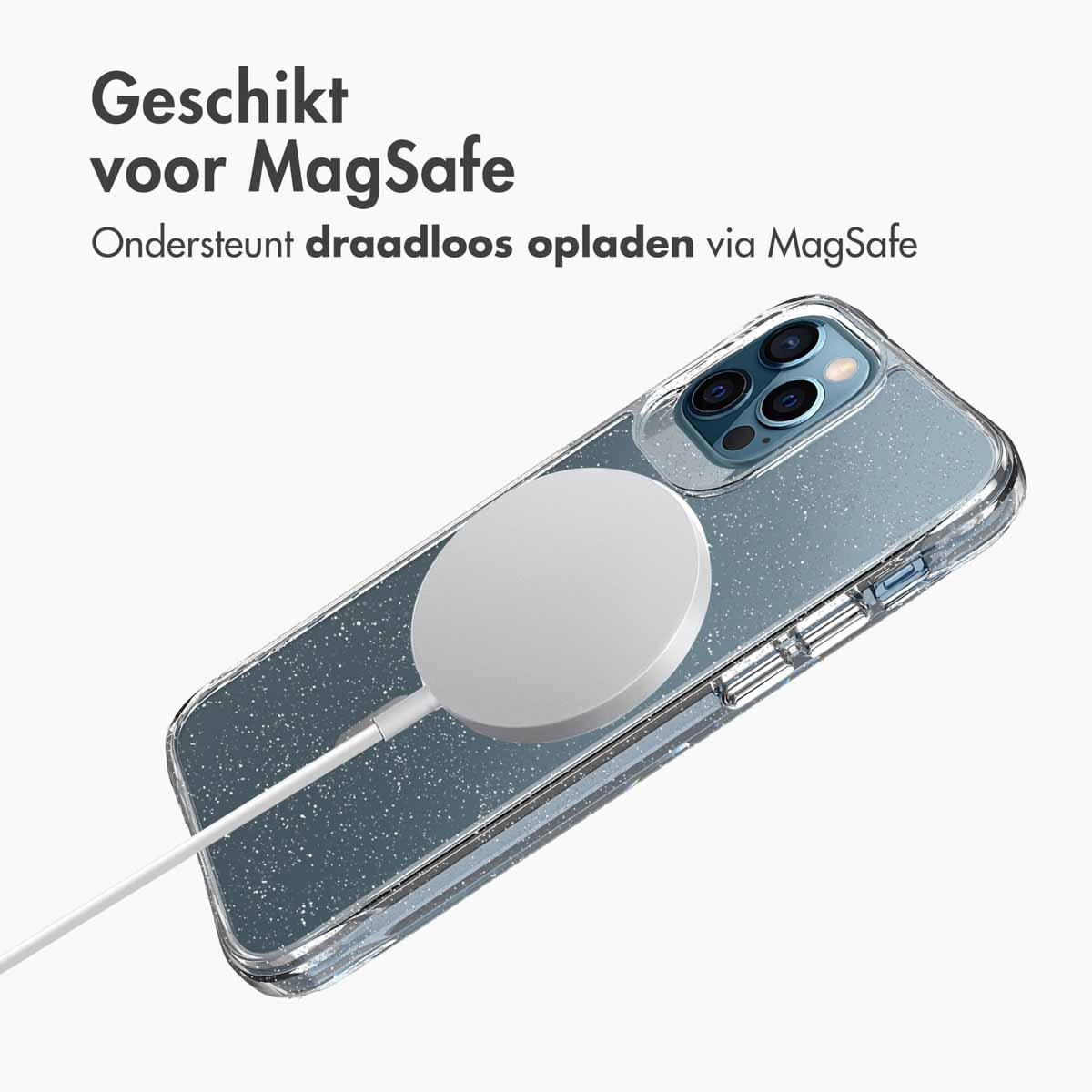 Telefoon met MagSafe-oplader bevestigd aan een transparante hoes. Witte oplaadschijf.