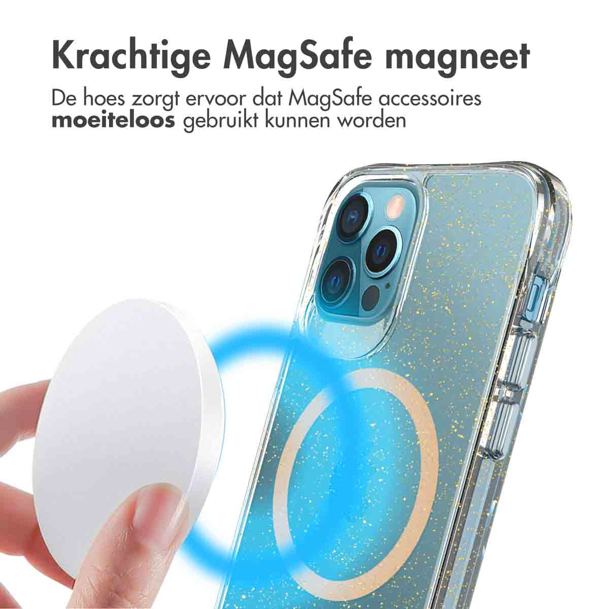 Hand die een witte, cirkelvormige MagSafe-magneet vasthoudt. iPhone in een transparante case met een MagSafe-ring wordt getoond.