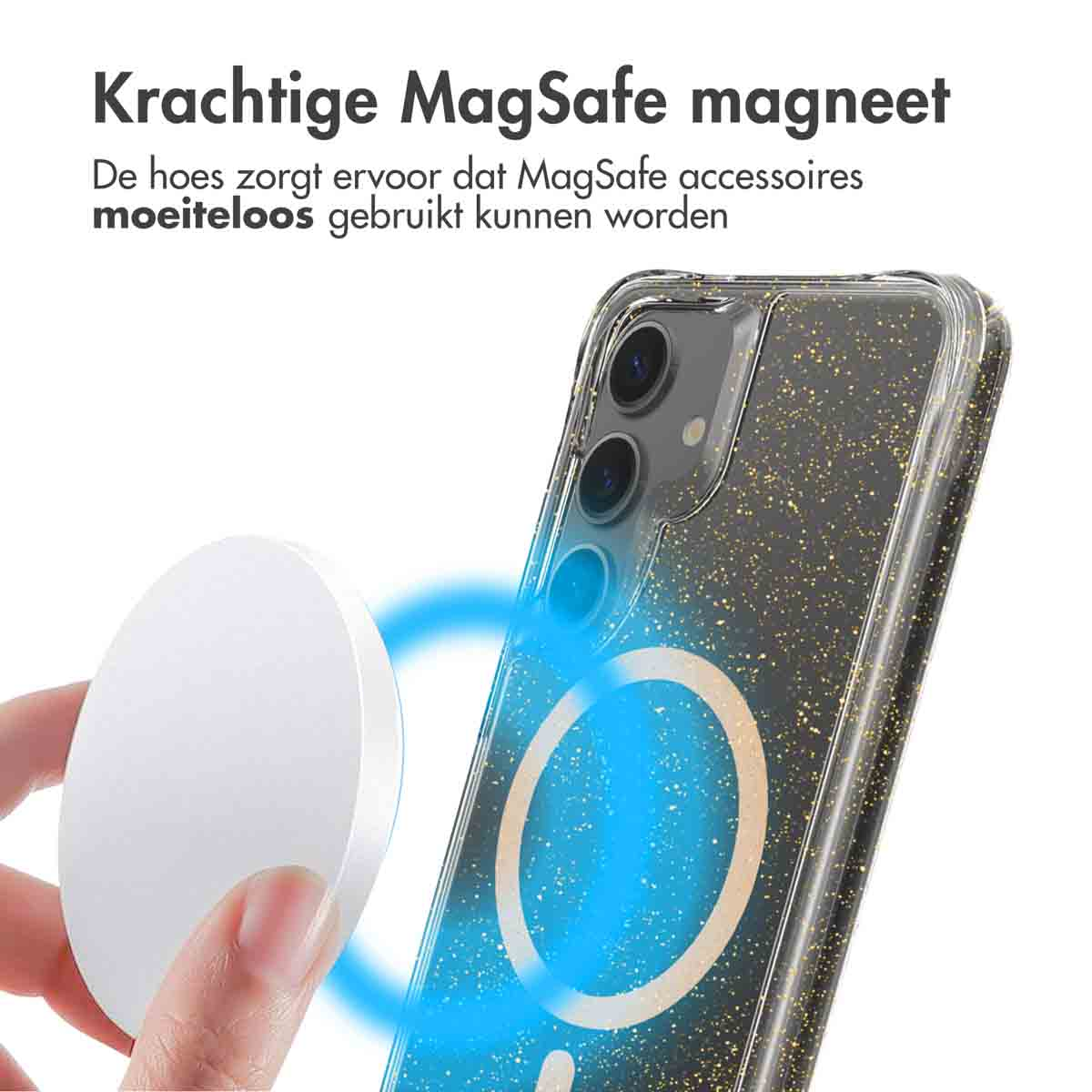 Una mano che tiene un accessorio MagSafe bianco accanto a una custodia per telefono.