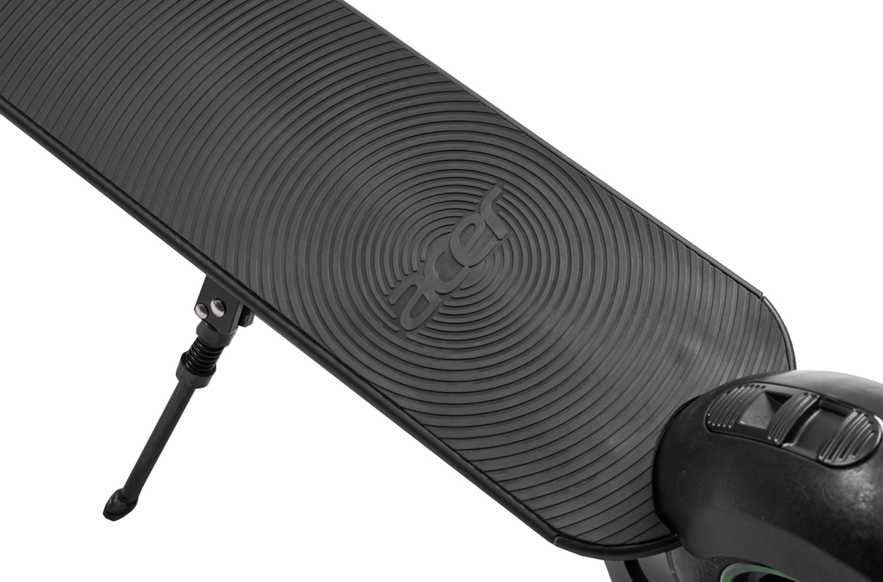 Schwarzes Acer-Roller-Deck. Das Deck hat eine strukturierte Oberfläche und das Acer-Logo.
