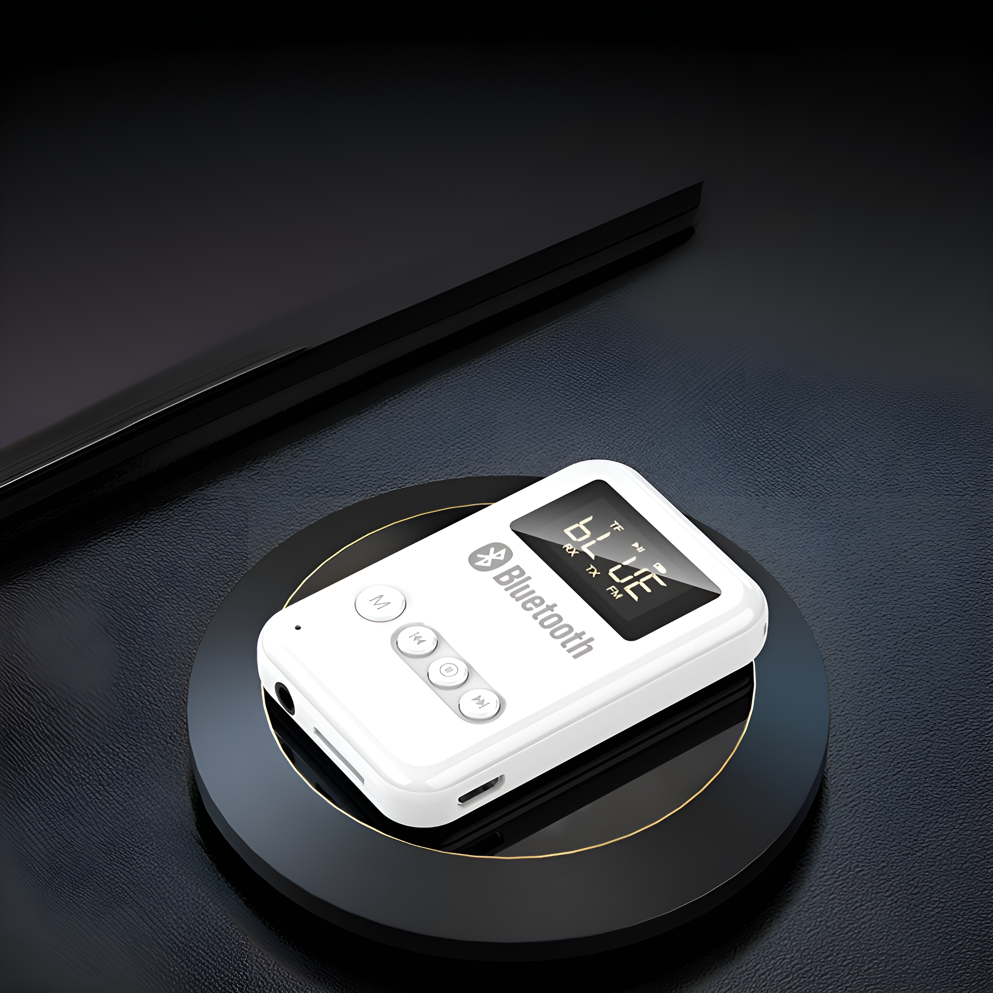 Ein weißes Bluetooth-Gerät auf einem schwarzen, kreisförmigen Ständer, mit schwarzem Hintergrund. Das Gerät hat einen Bildschirm und Knöpfe.