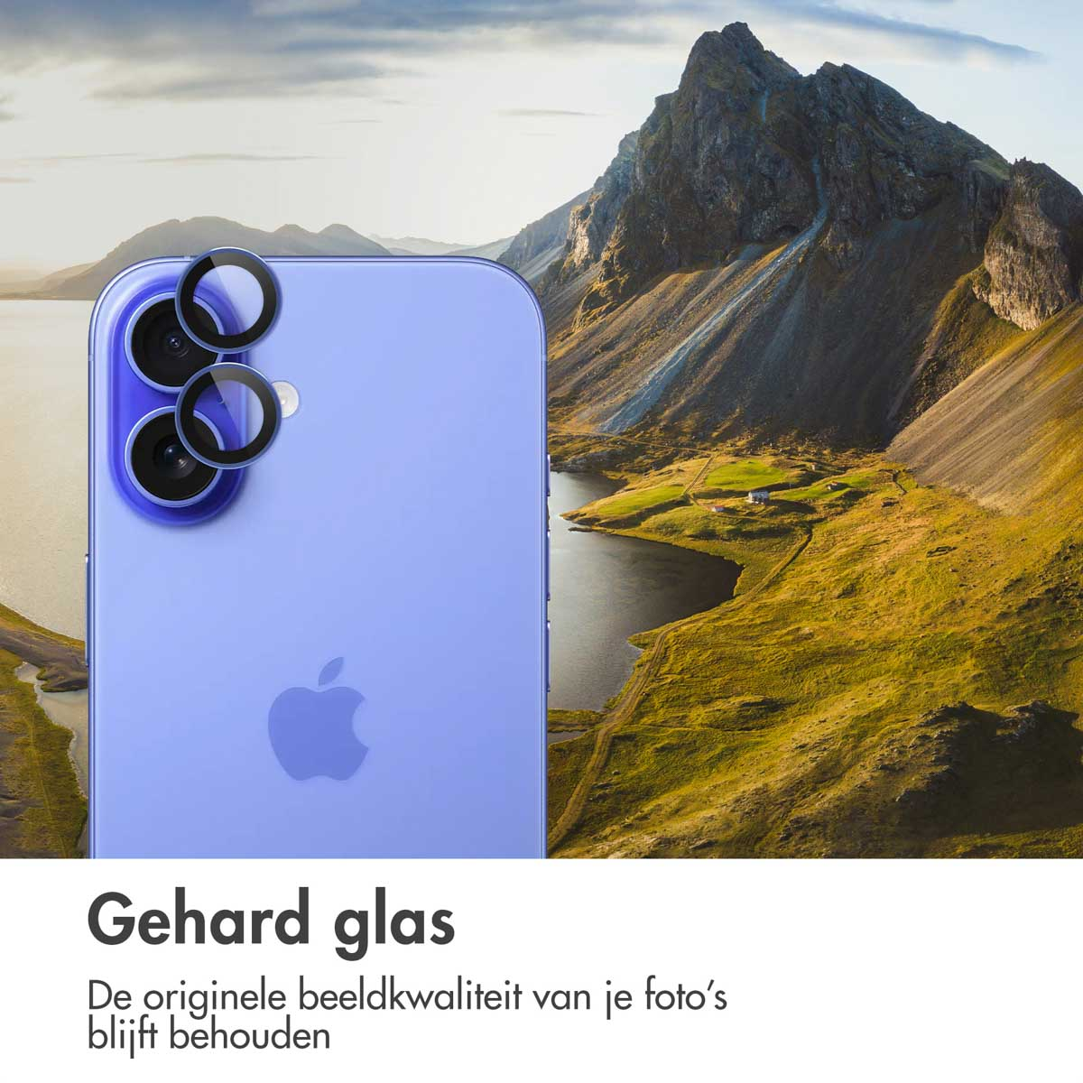 Paarse iPhone met drie camerabeschermers. Bergen en meer op de achtergrond. Tekst: Hard glas.