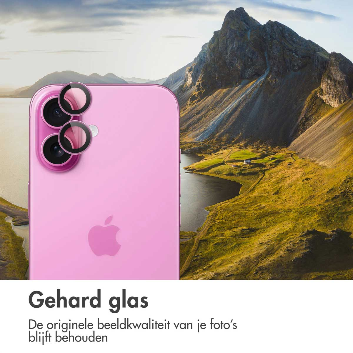 Roze telefoon met lensbeschermers. Landschappelijke achtergrond van bergen en water.