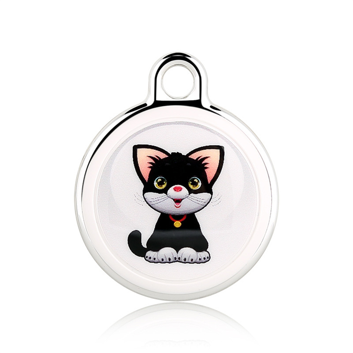 Ein silberner runder Anhänger mit einem Cartoon-Katzen-Gesicht mit rotem Halsband.