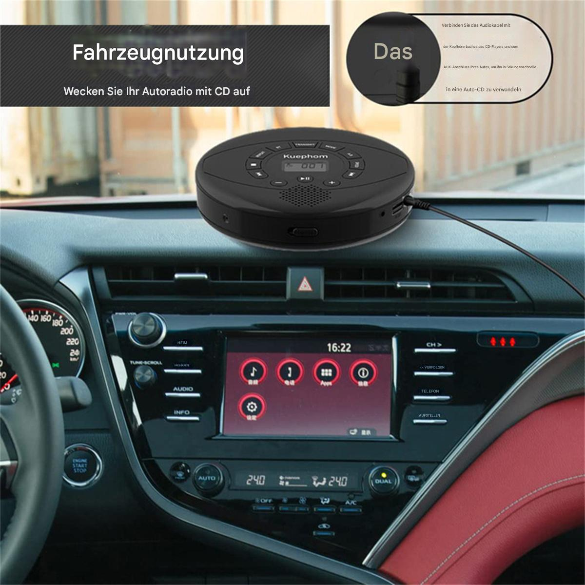 Ein schwarzes Gerät ist in einem Auto. Das Armaturenbrett des Autos ist sichtbar. Ein Bildschirm zeigt die Uhrzeit.