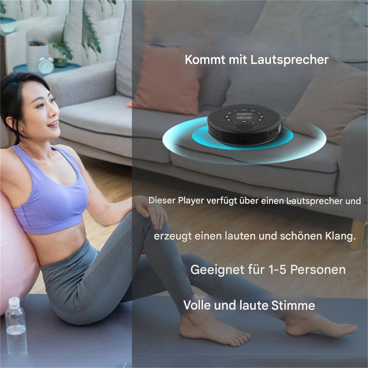 Frau sitzt neben einem Lautsprecher. Der Lautsprecher ist ein kleines, schwarzes, scheibenförmiges Gerät. Text.