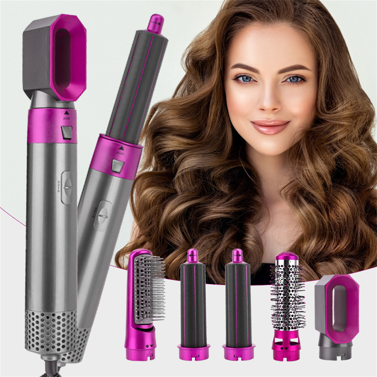 Eine Frau mit gewelltem Haar, Haarstyling-Tools und Zubehör auf weißem Hintergrund.
