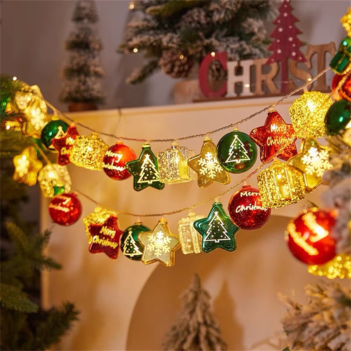 Lichterkette mit Stern- und Kugelformen. Die Lichter sind rot, grün und gold.