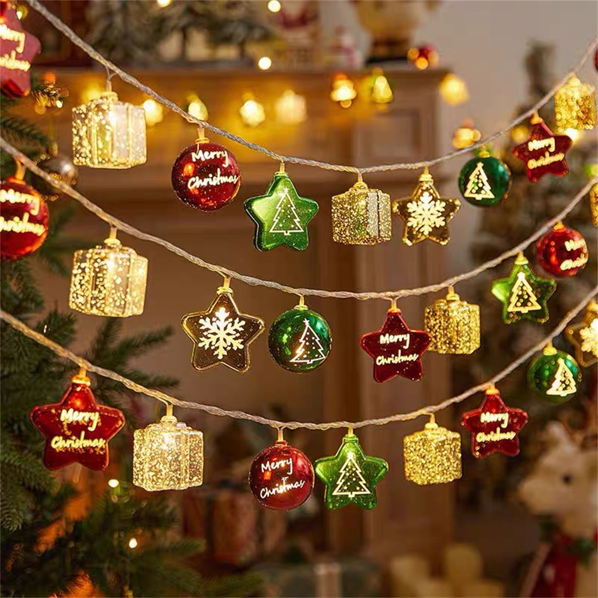 Weihnachtsbeleuchtung mit verschiedenen Ornamenten, darunter Sterne, Kugeln und geschenkartige Lichter.