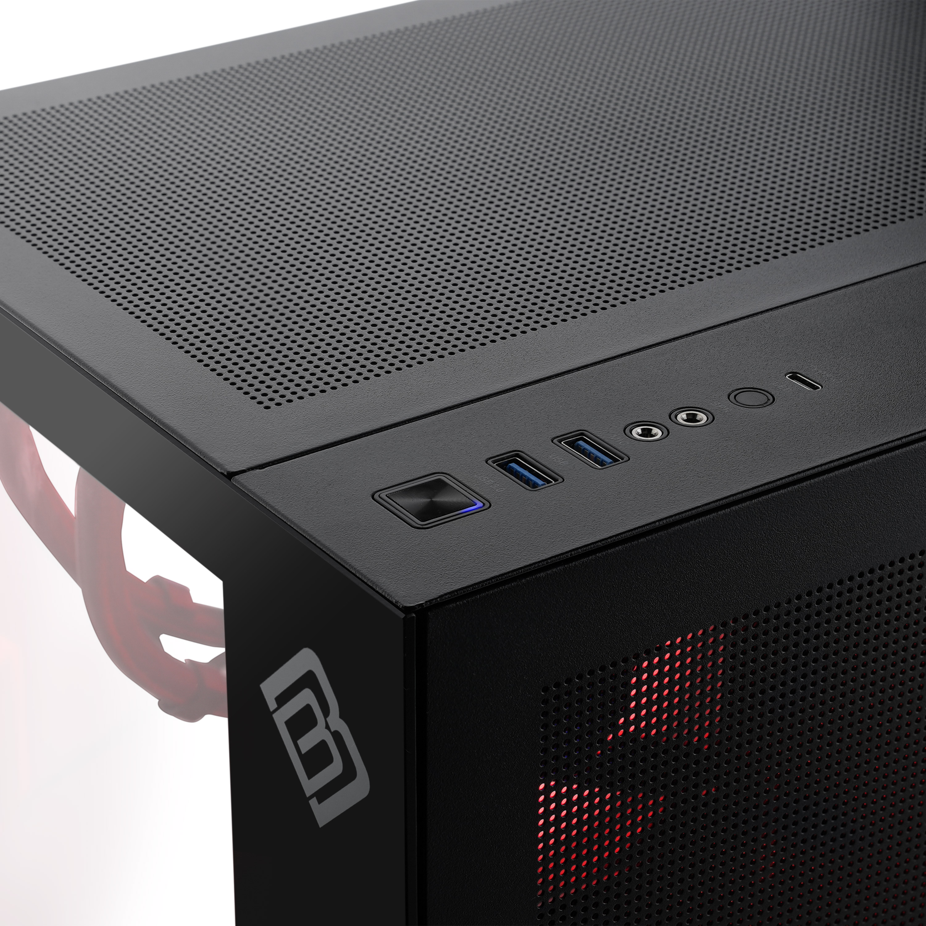 Nahaufnahme eines schwarzen Computergehäuses mit roter Innenbeleuchtung und Anschlüssen oben.