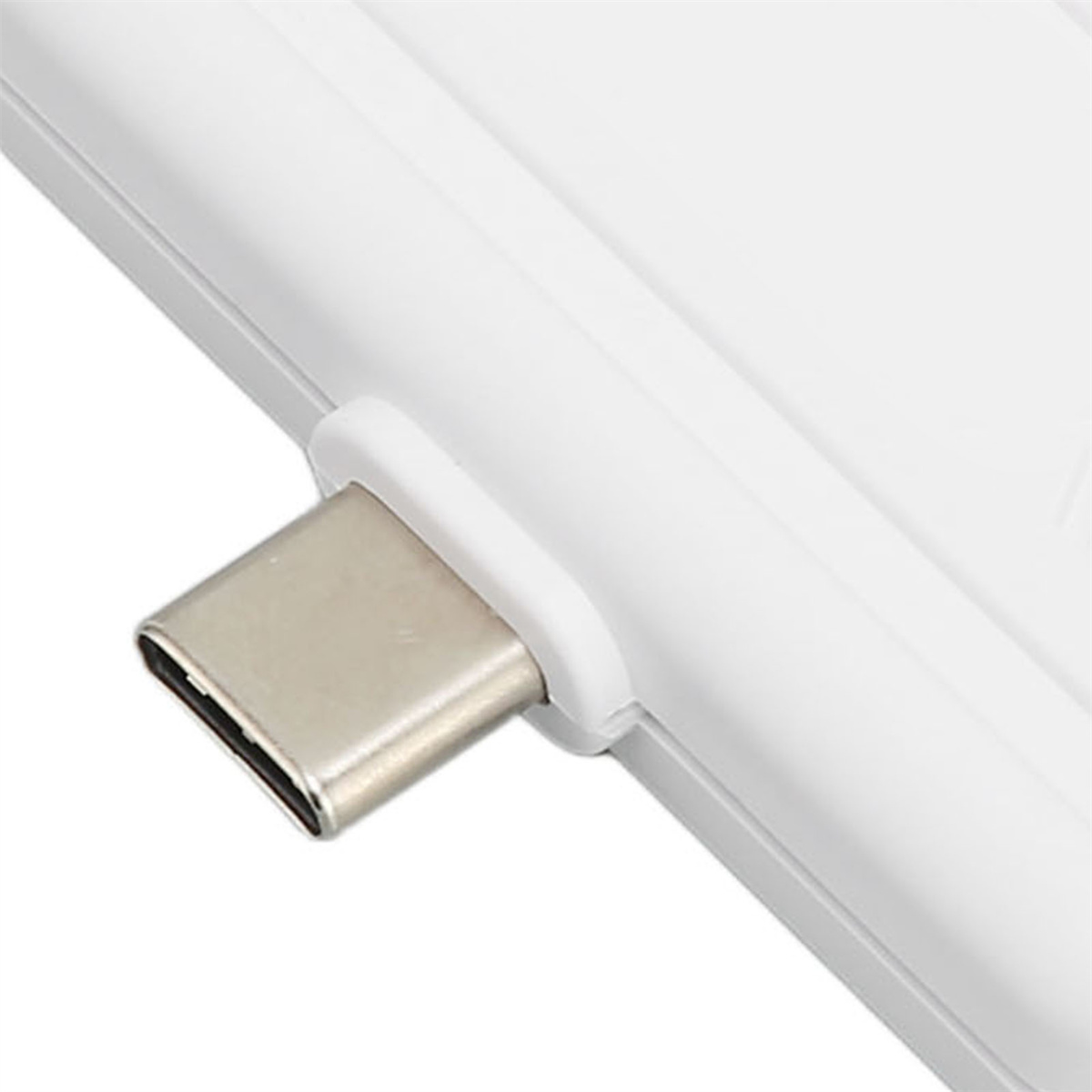 Nahaufnahme eines USB-C-Anschlusses an einem weißen Gerät.
