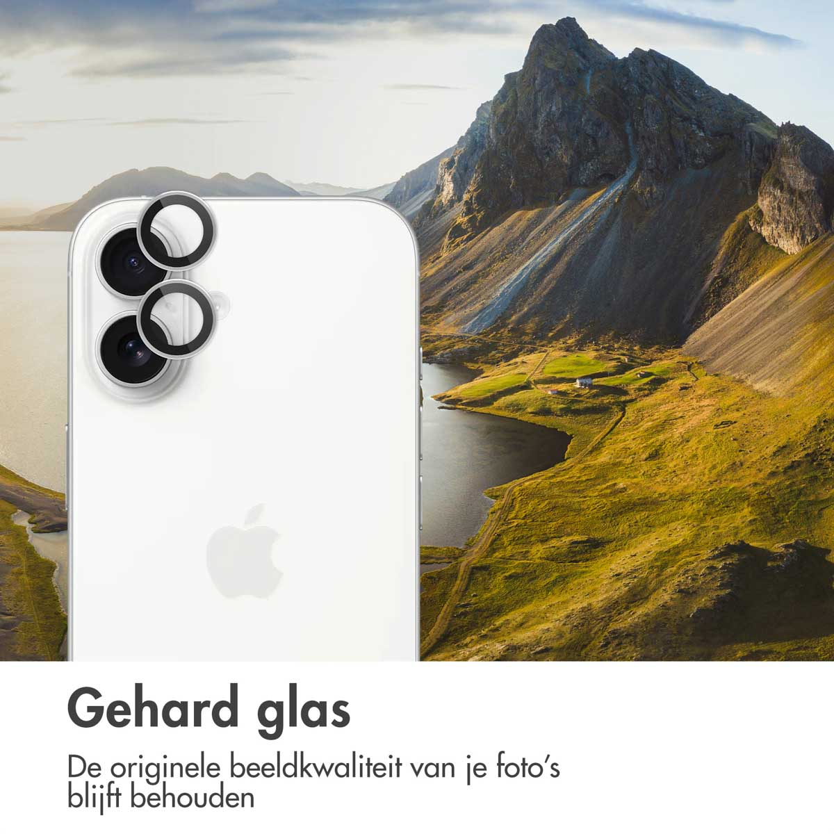 Witte telefoon met cameralenzen en een landschapsachtergrond.