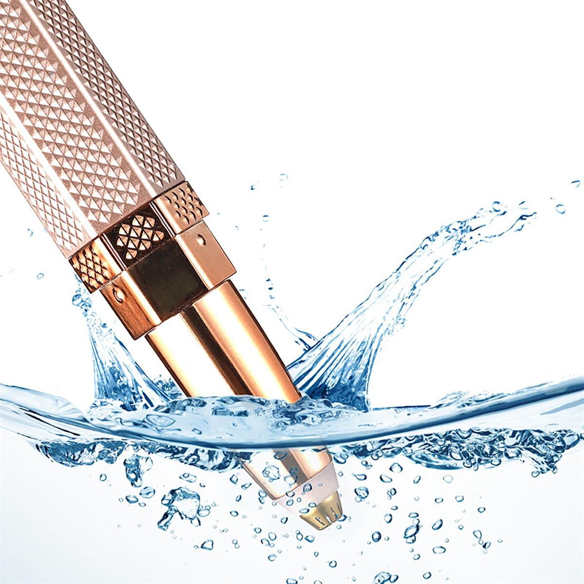 Nahaufnahme eines roségoldenen elektrischen Augenbrauentrimmers, der in Wasser getaucht ist. Wasser spritzt um den Trimmer herum.