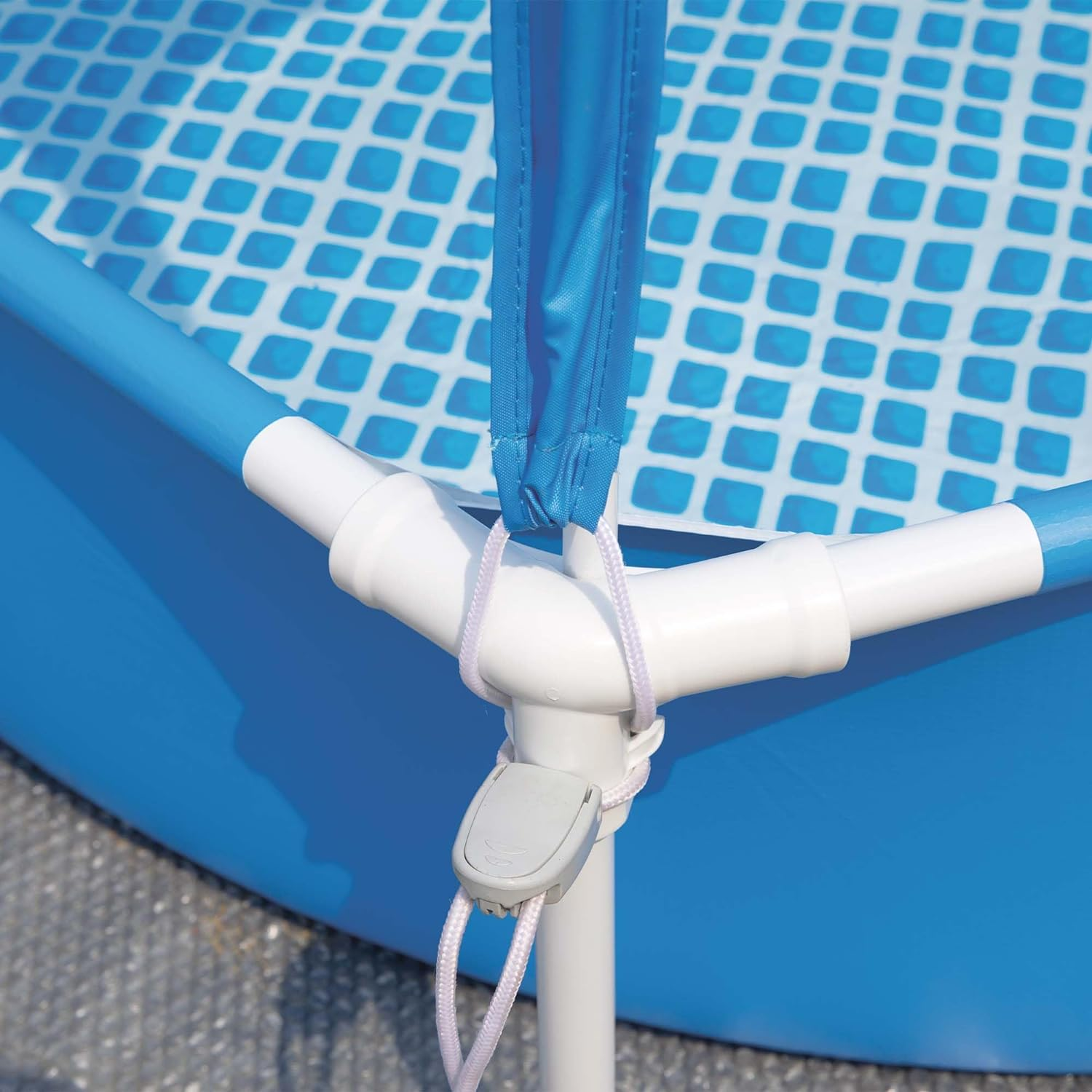 Struttura piscina blu e bianca con una tenda blu.