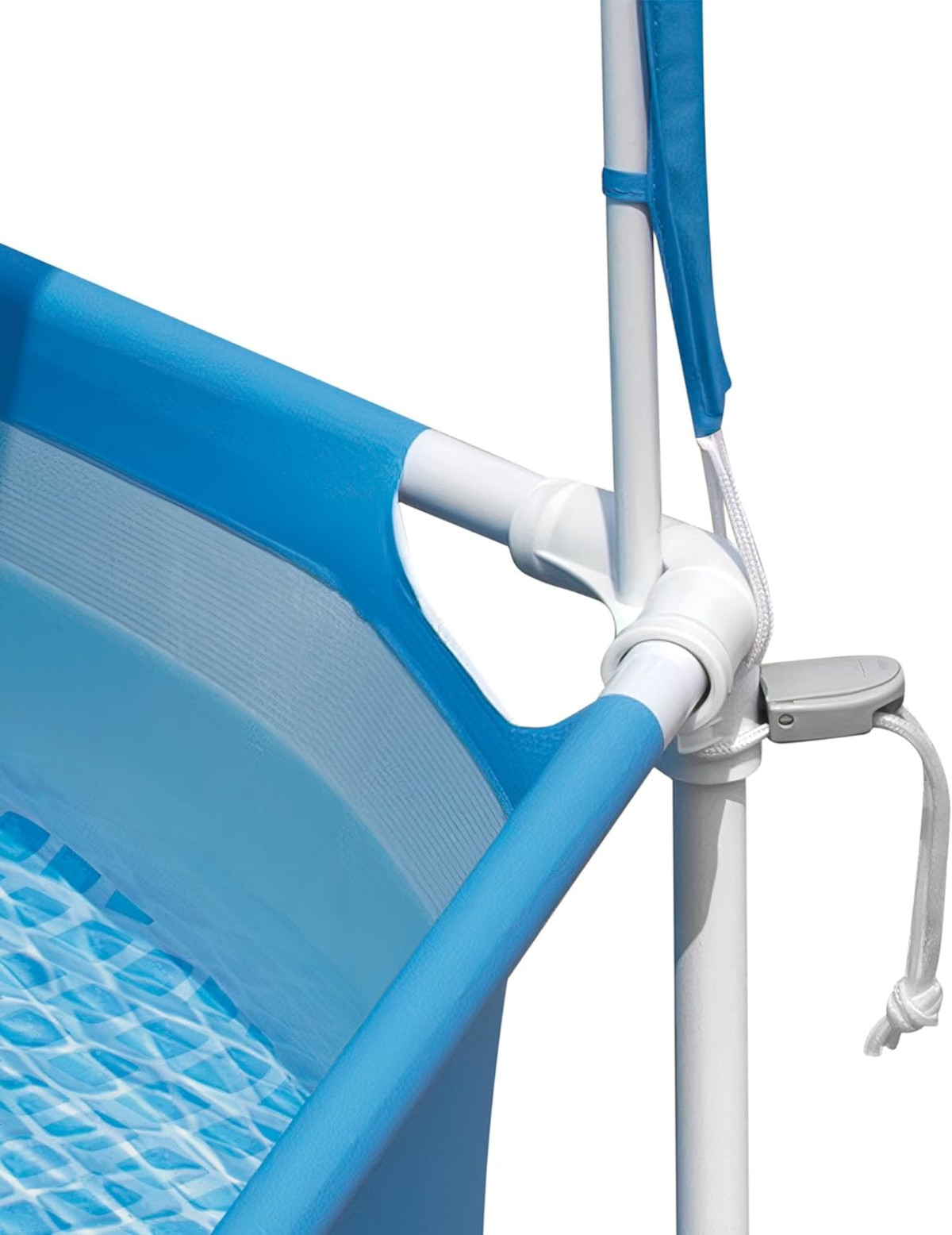 Un primo piano della struttura di una piscina, che mostra tessuto blu e pali di supporto bianchi.