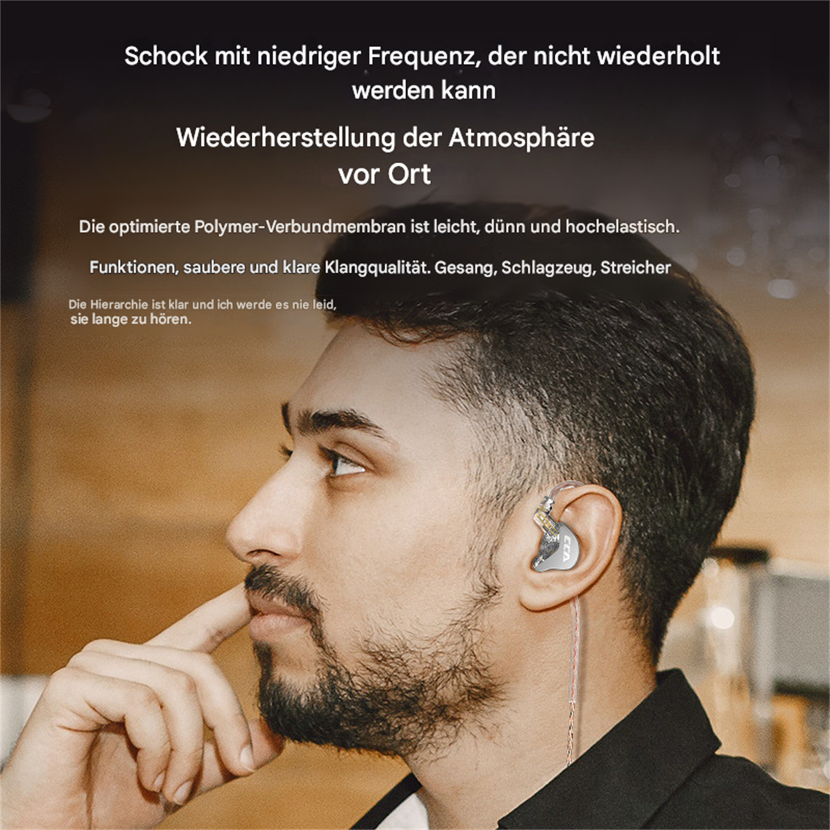 Ein Mann mit Bart, der Ohrhörer trägt.