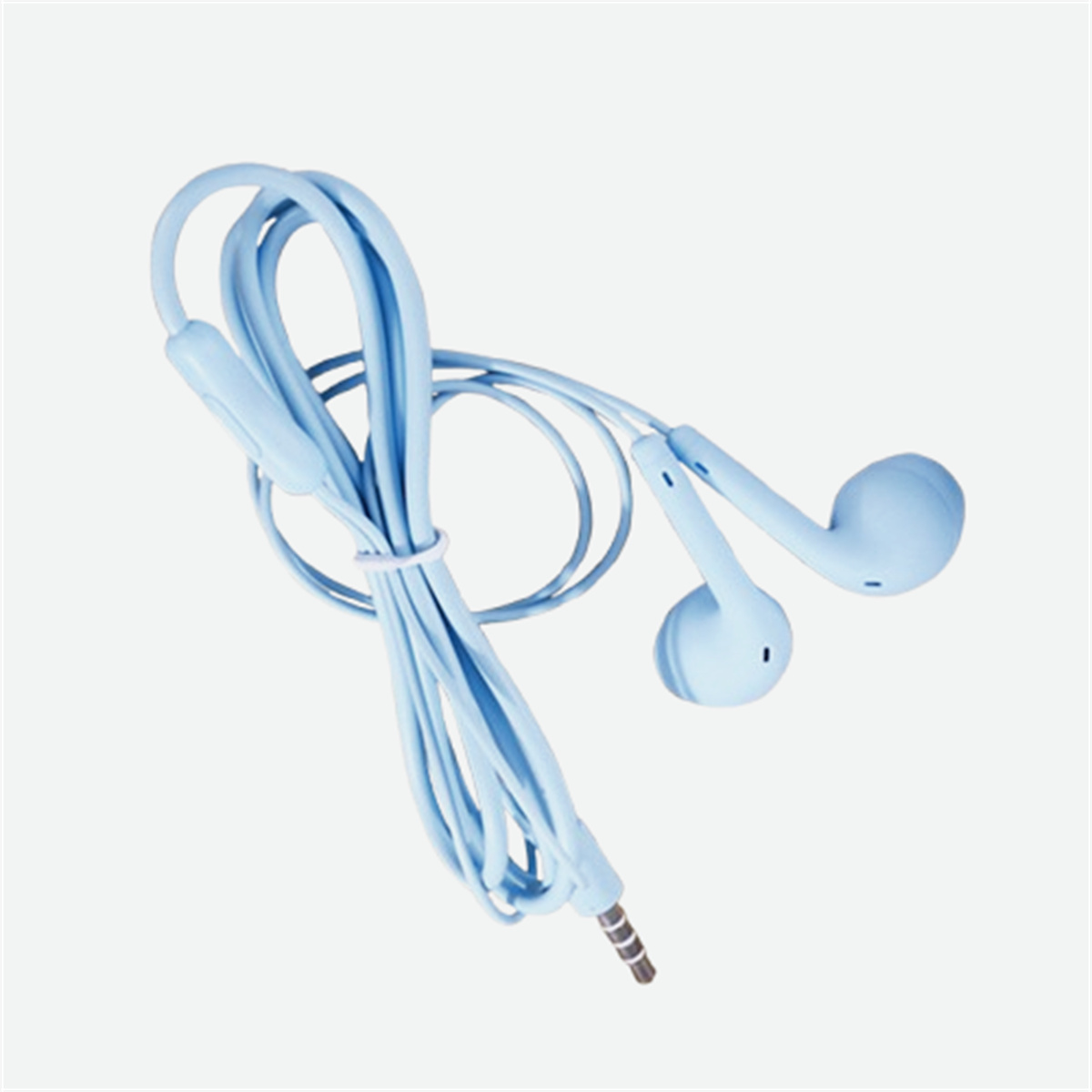 Hellblaue Kopfhörer mit Kabel, isoliert auf weißem Hintergrund.