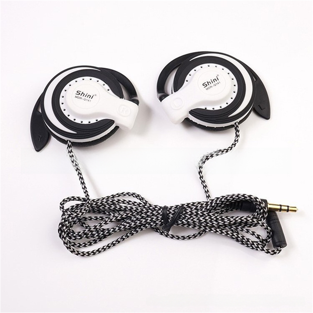 Zwei weiße und schwarze Kopfhörer. Die Kopfhörer sind mit einem schwarz-weiß geflochtenen Kabel verkabelt.