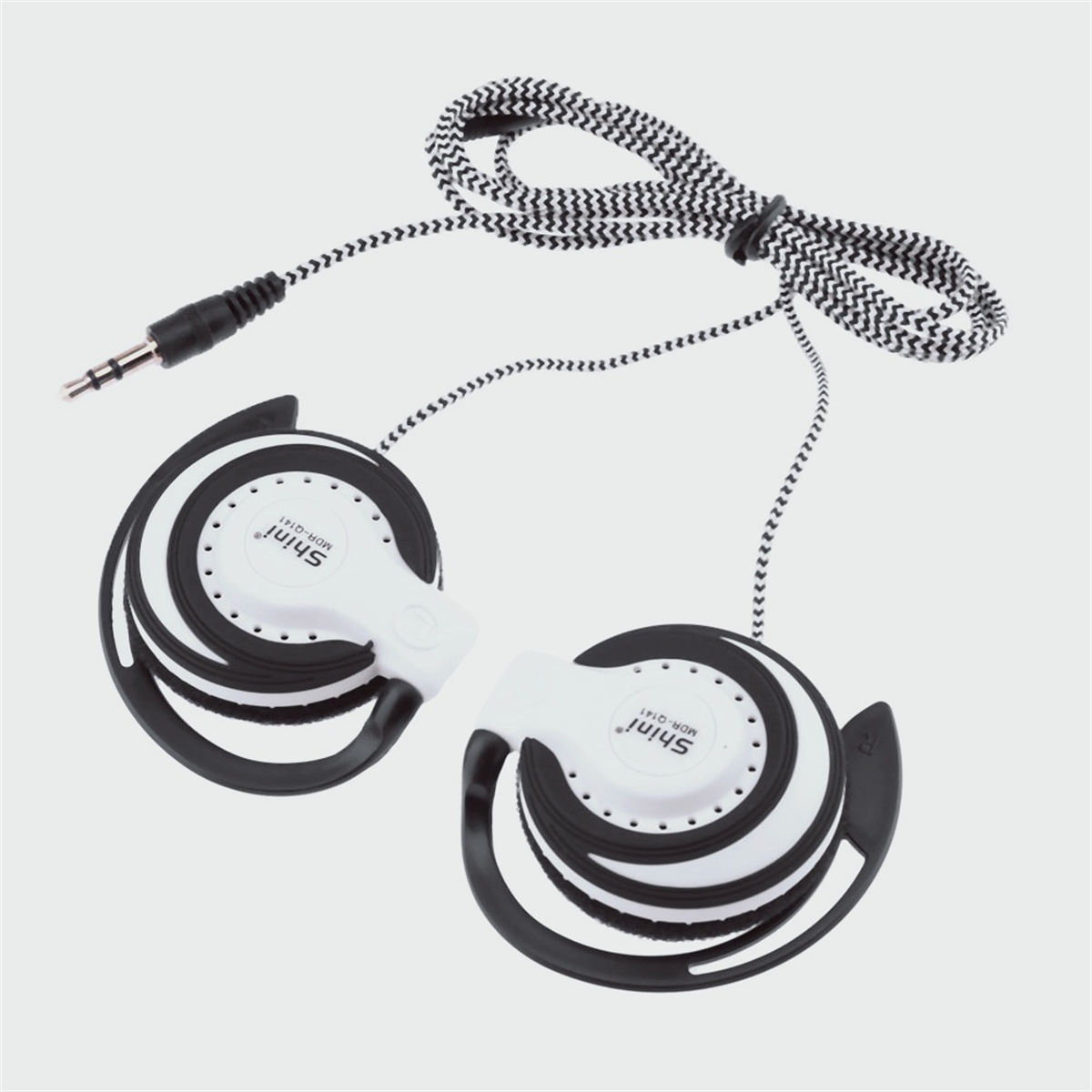 Weiß-schwarze Kopfhörer mit gestreiftem Kabel, auf weißem Hintergrund.