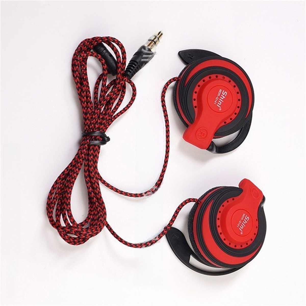 Rote und schwarze Kopfhörer mit geflochtenem Kabel vor weißem Hintergrund.
