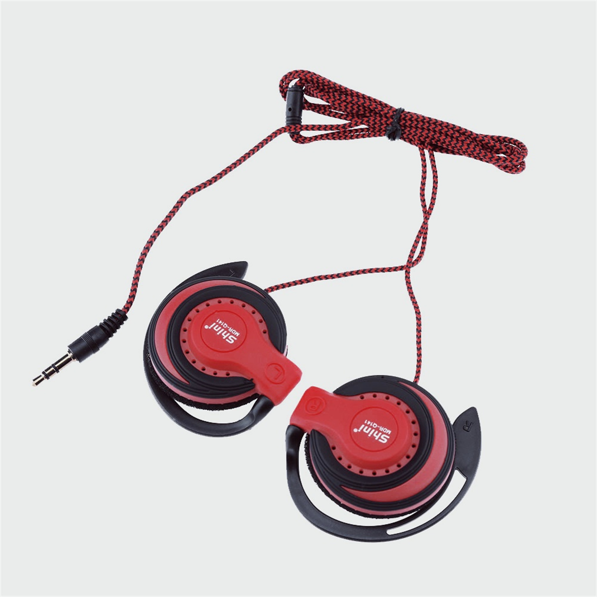 Rote und schwarze Kopfhörer mit rotem Kabel und schwarzem Stecker vor weißem Hintergrund.