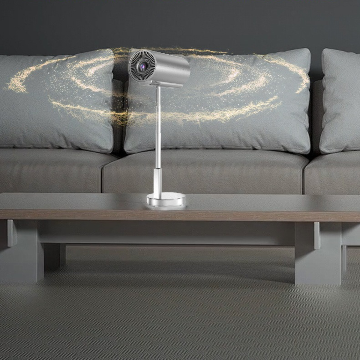 Silberner Projektor auf Tisch, Couch im Hintergrund. Projektor sendet Lichtmuster aus.