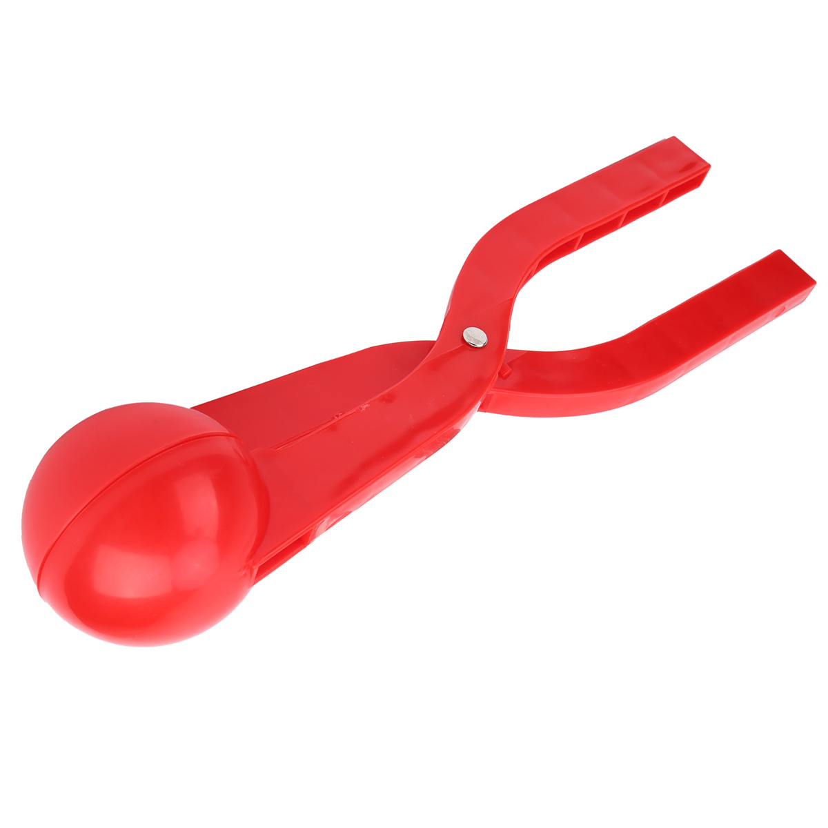Roter Schneeballmacher aus Kunststoff. Es hat zwei Griffe und eine runde Form an der Vorderseite, um den Schneeball zu formen.