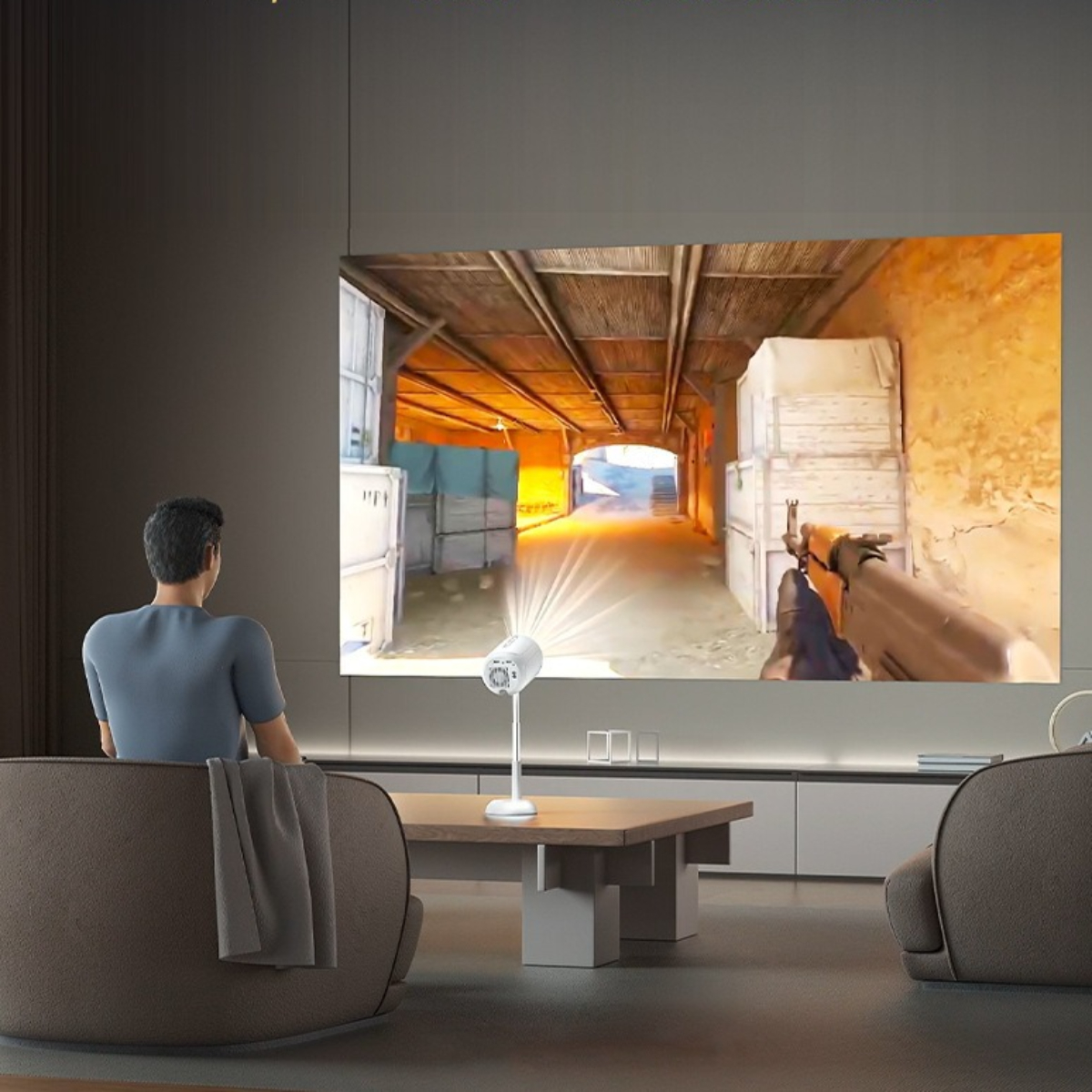 Mann, der eine projizierte Videospielszenen auf einem großen Bildschirm betrachtet.