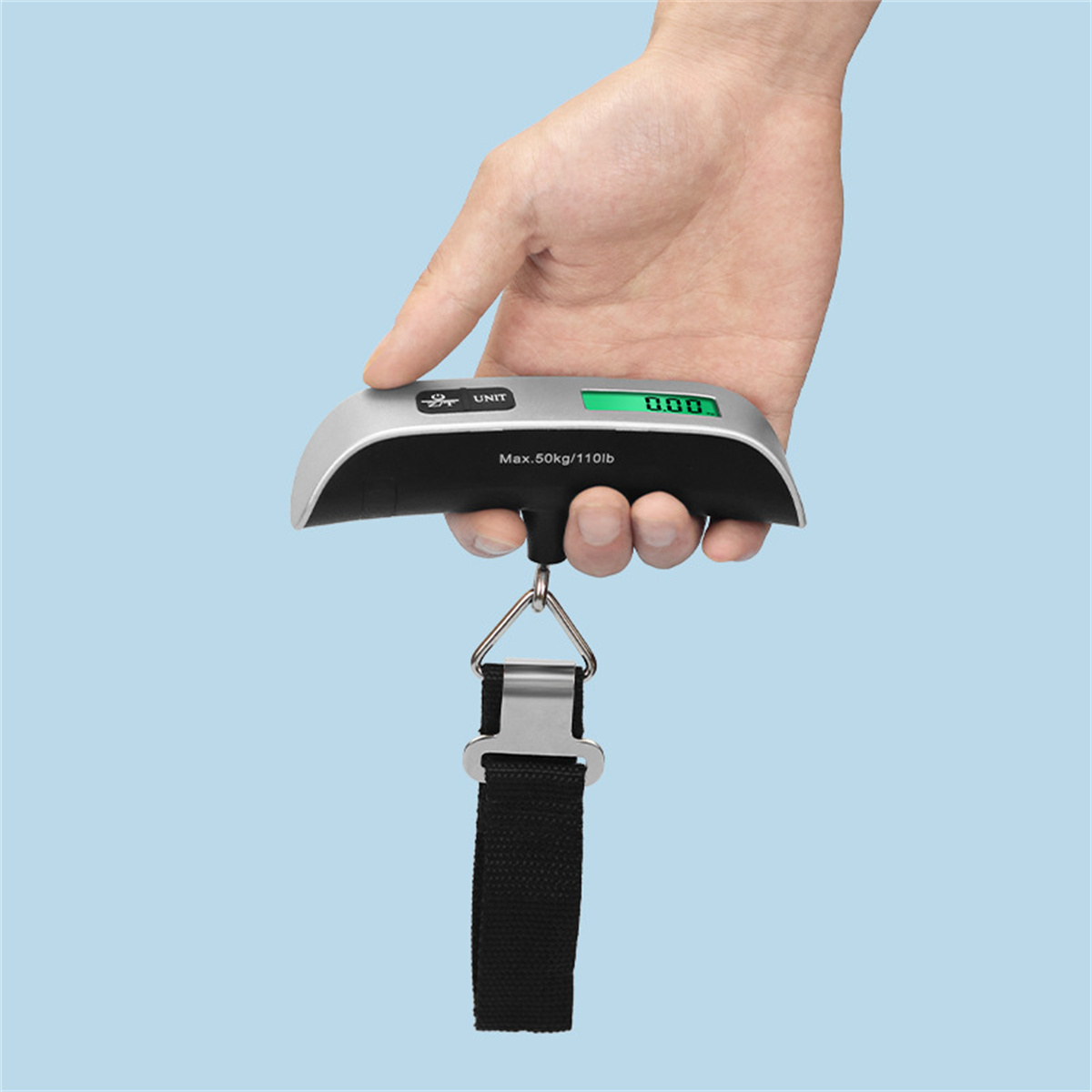 Eine Hand hält eine digitale Gepäckwaage, die ein Gewicht von 0,00 anzeigt.