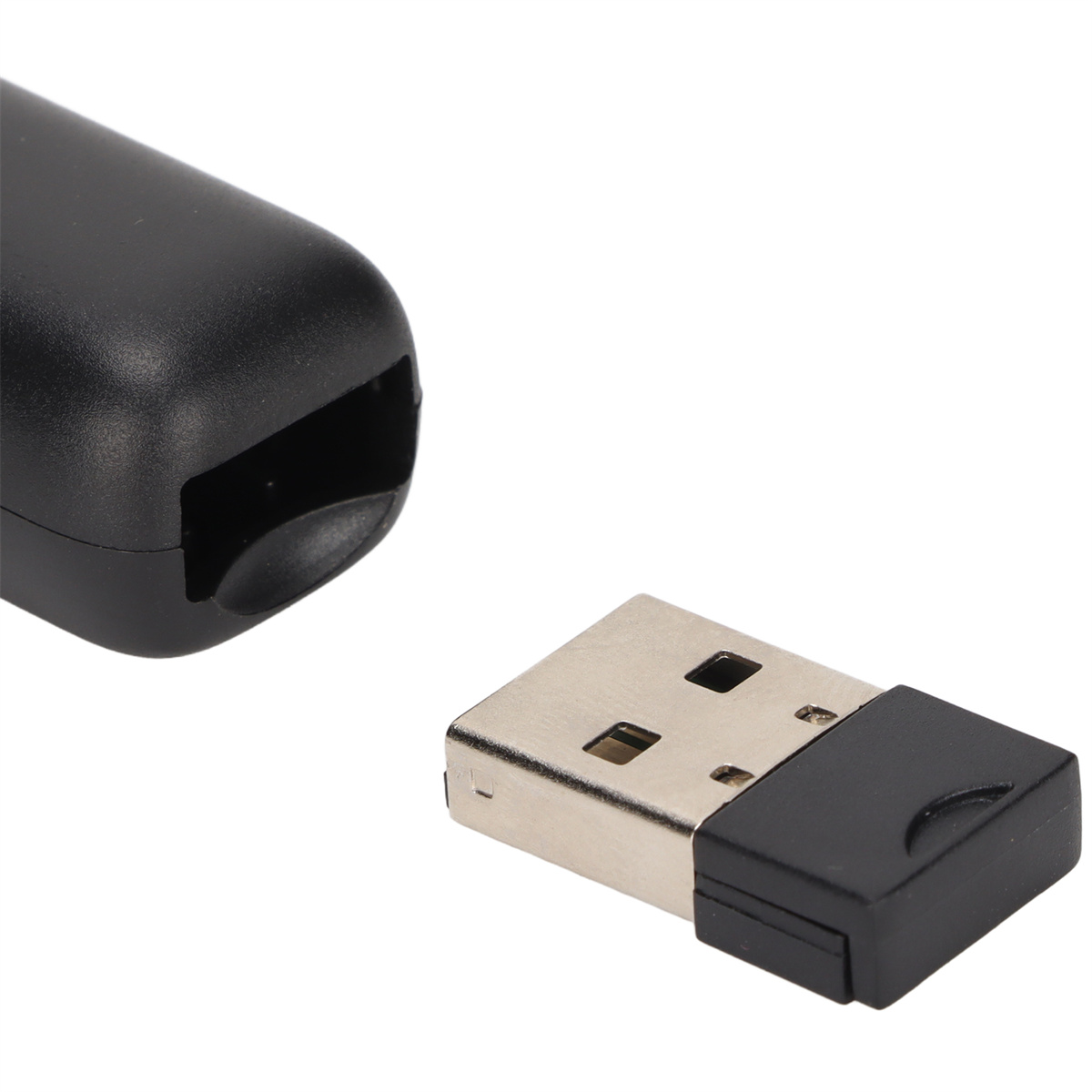 Schwarzer USB-Stick mit schwarzer Kappe daneben, auf weißem Hintergrund.