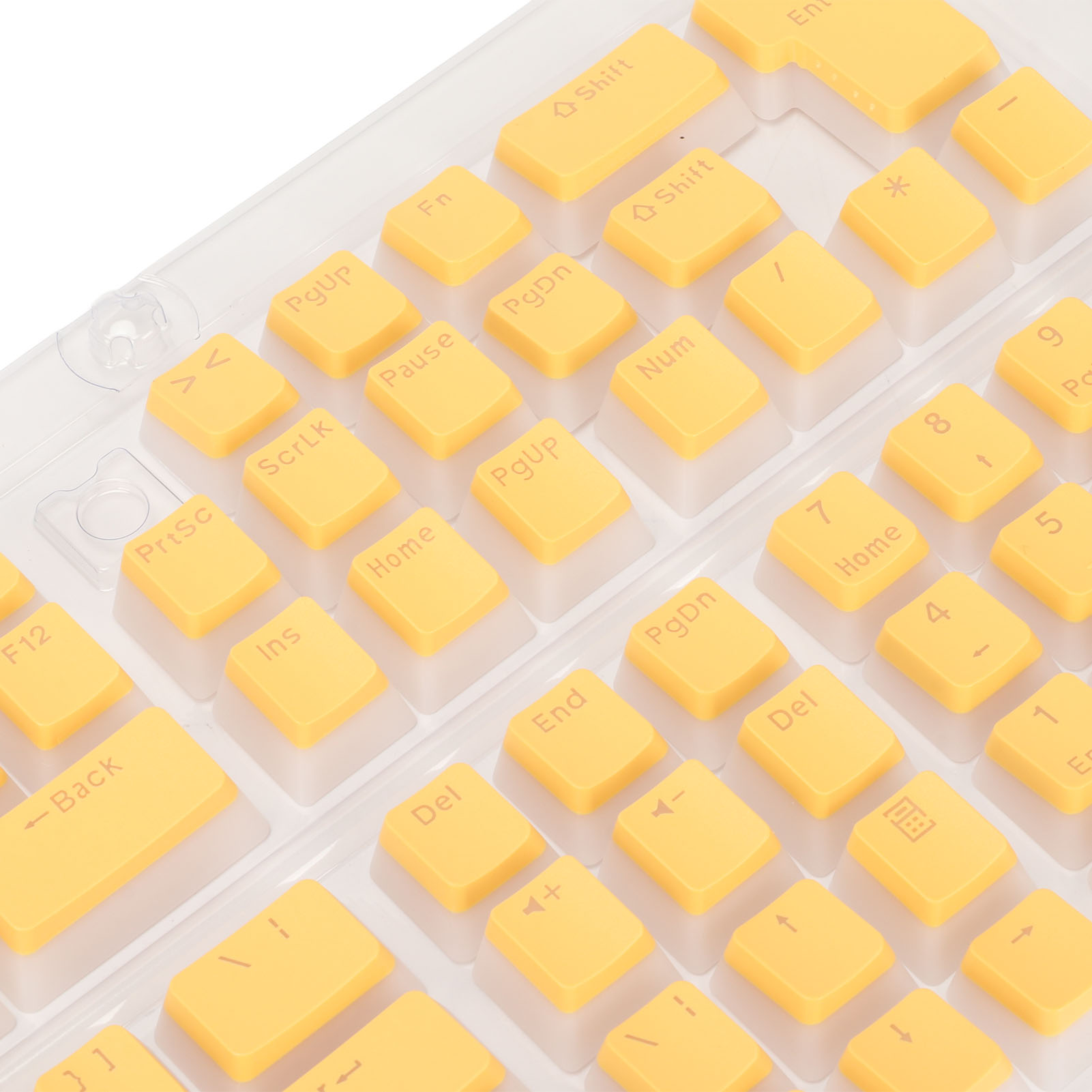 Nahaufnahme einer Tastatur mit gelben Tasten und klarer Kunststoffabdeckung. Die Tasten sind mit Buchstaben und Symbolen beschriftet.