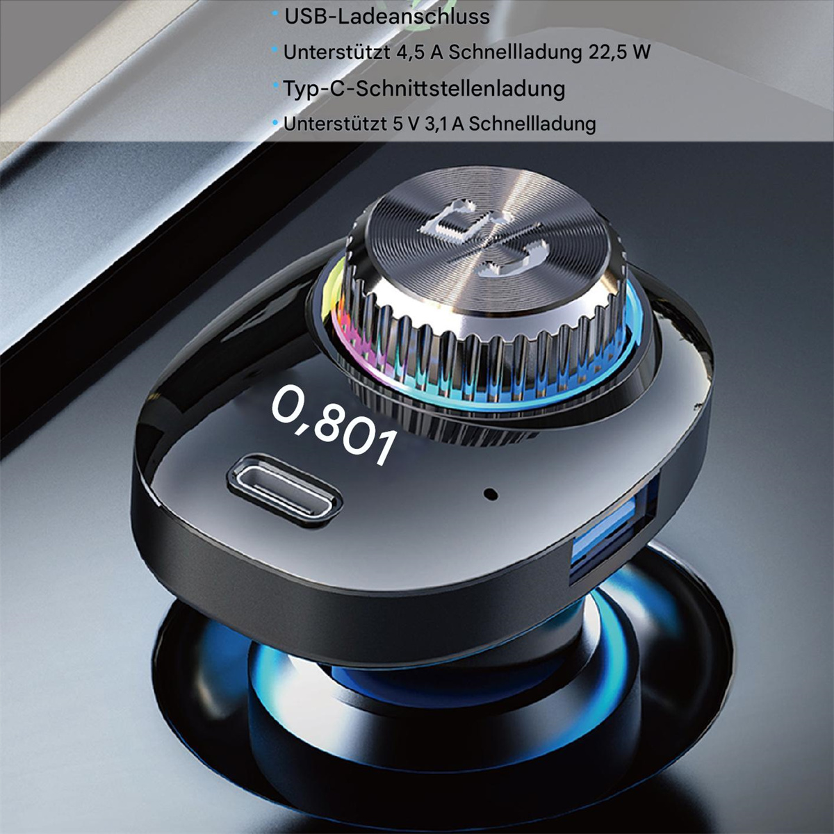 Schwarzes und silbernes Autoladegerät. Verfügt über ein Display und USB-Anschlüsse.